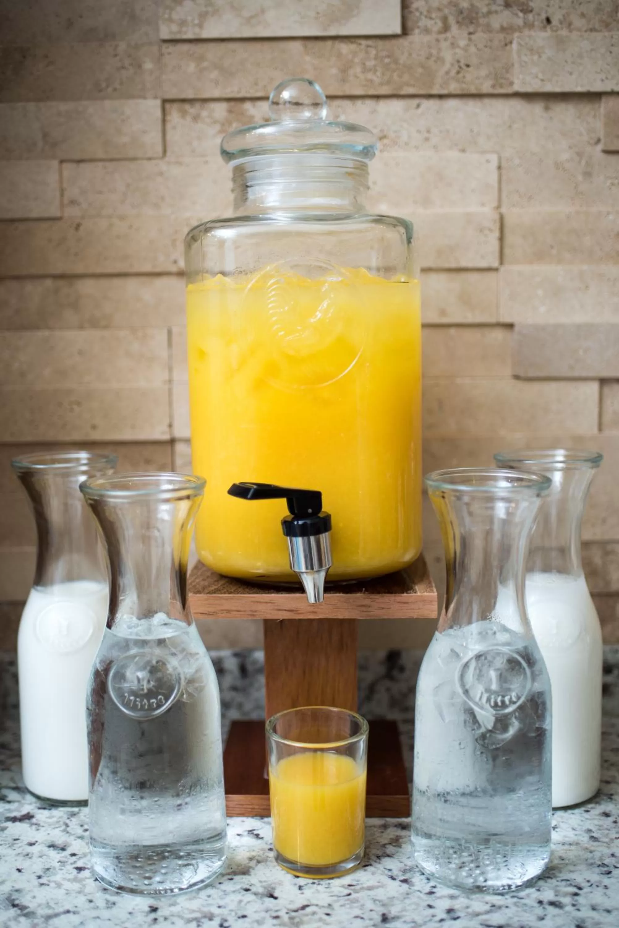 Restaurant/places to eat in Hotel Clipperton