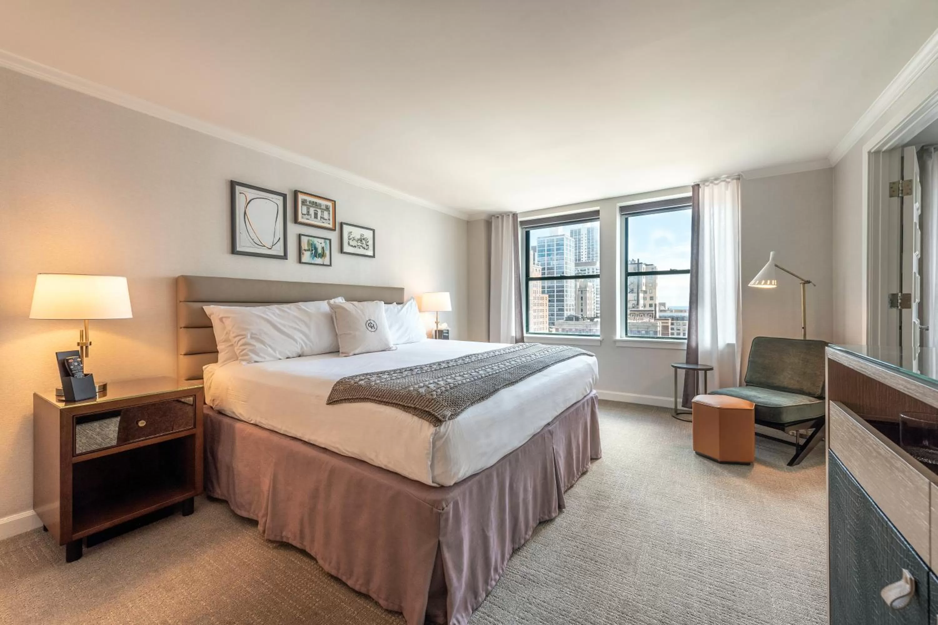 Photo of the whole room, Bed in Claridge House Chicago, Tapestry Collection by Hilton