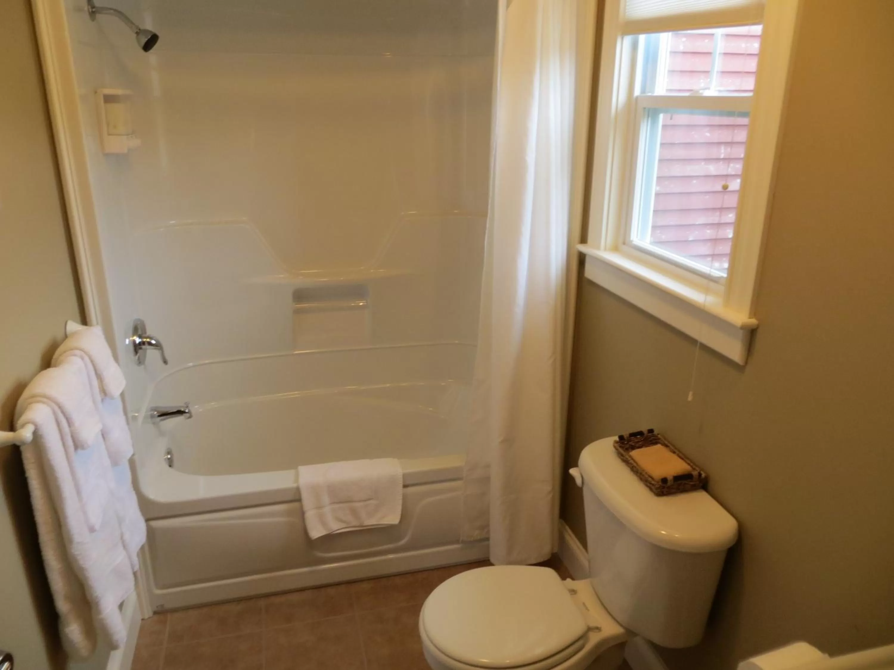 Shower in Lancaster Inn B&B