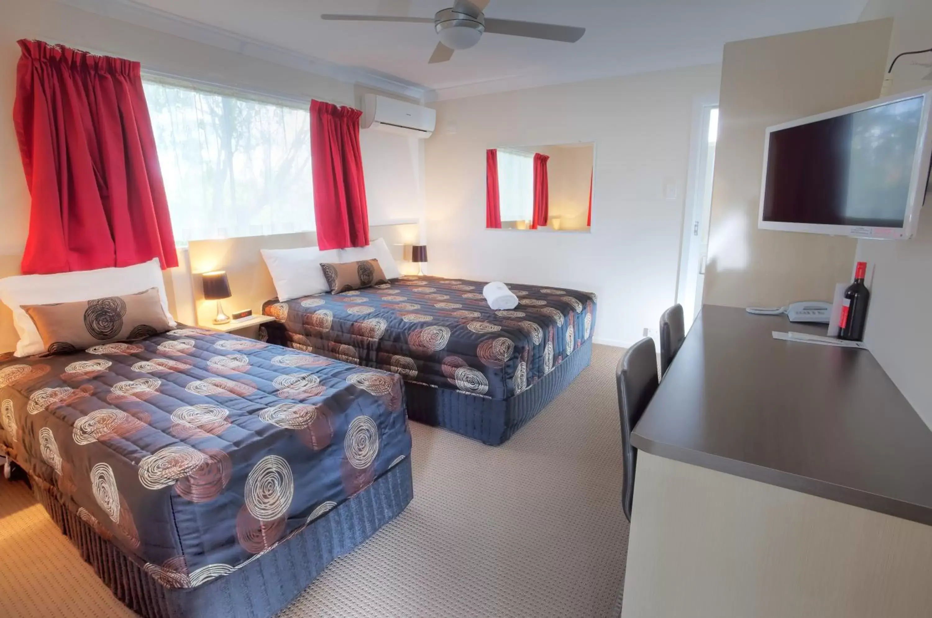 Photo of the whole room, Bed in High Street Motor Inn