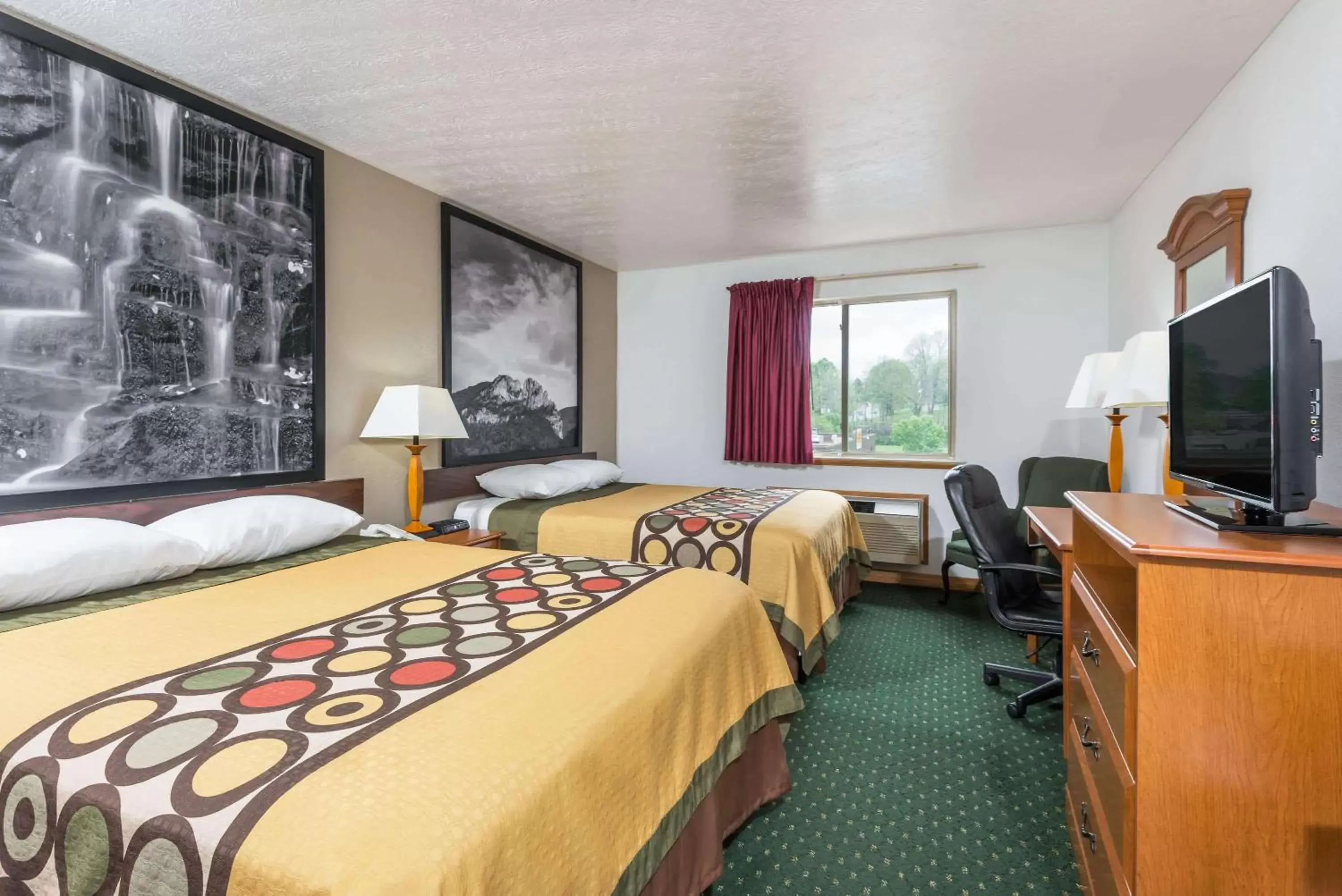 Photo of the whole room in Super 8 by Wyndham Fairmont