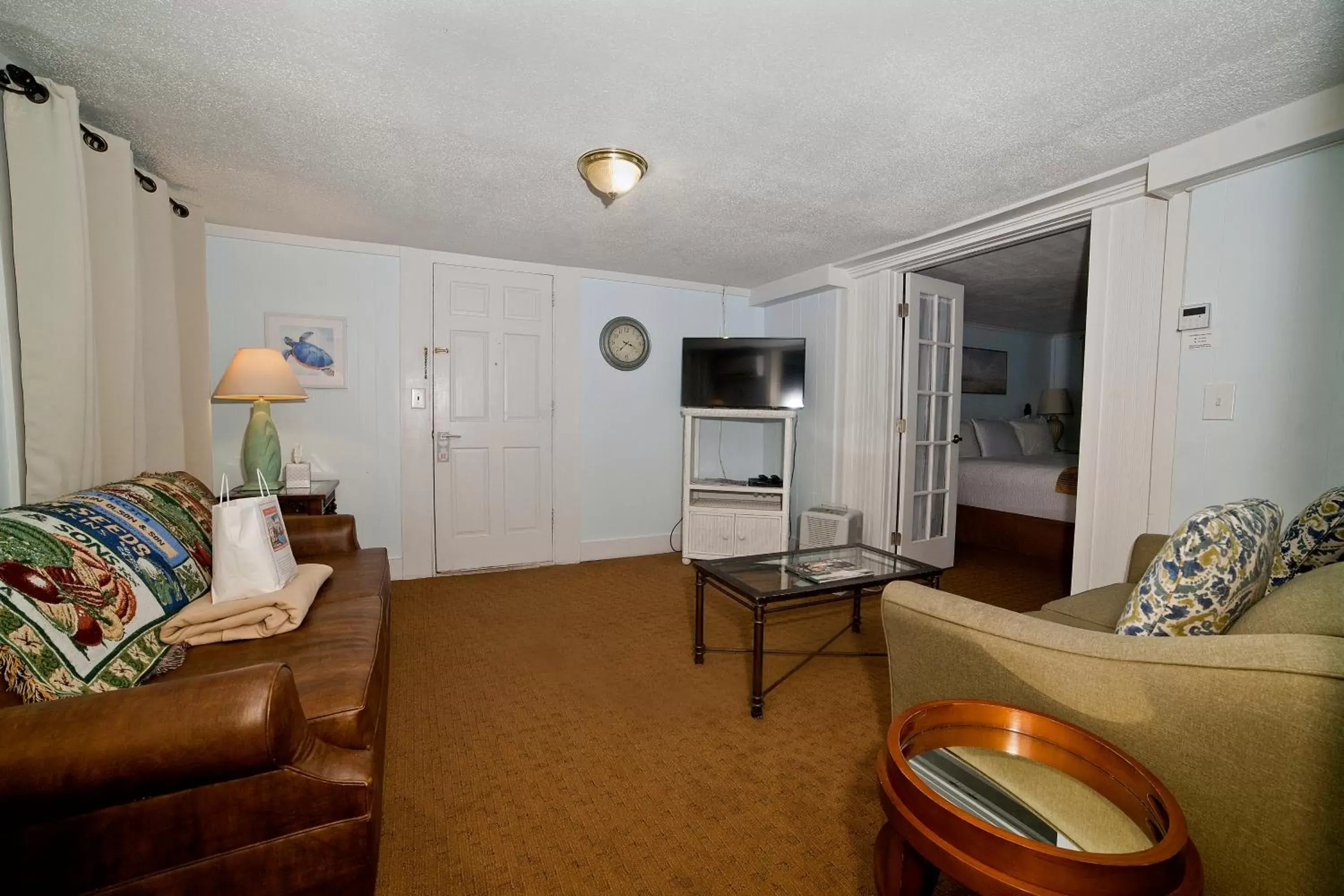 Seating Area in Georgianne Inn & Suites check in 212 Bulter Ave