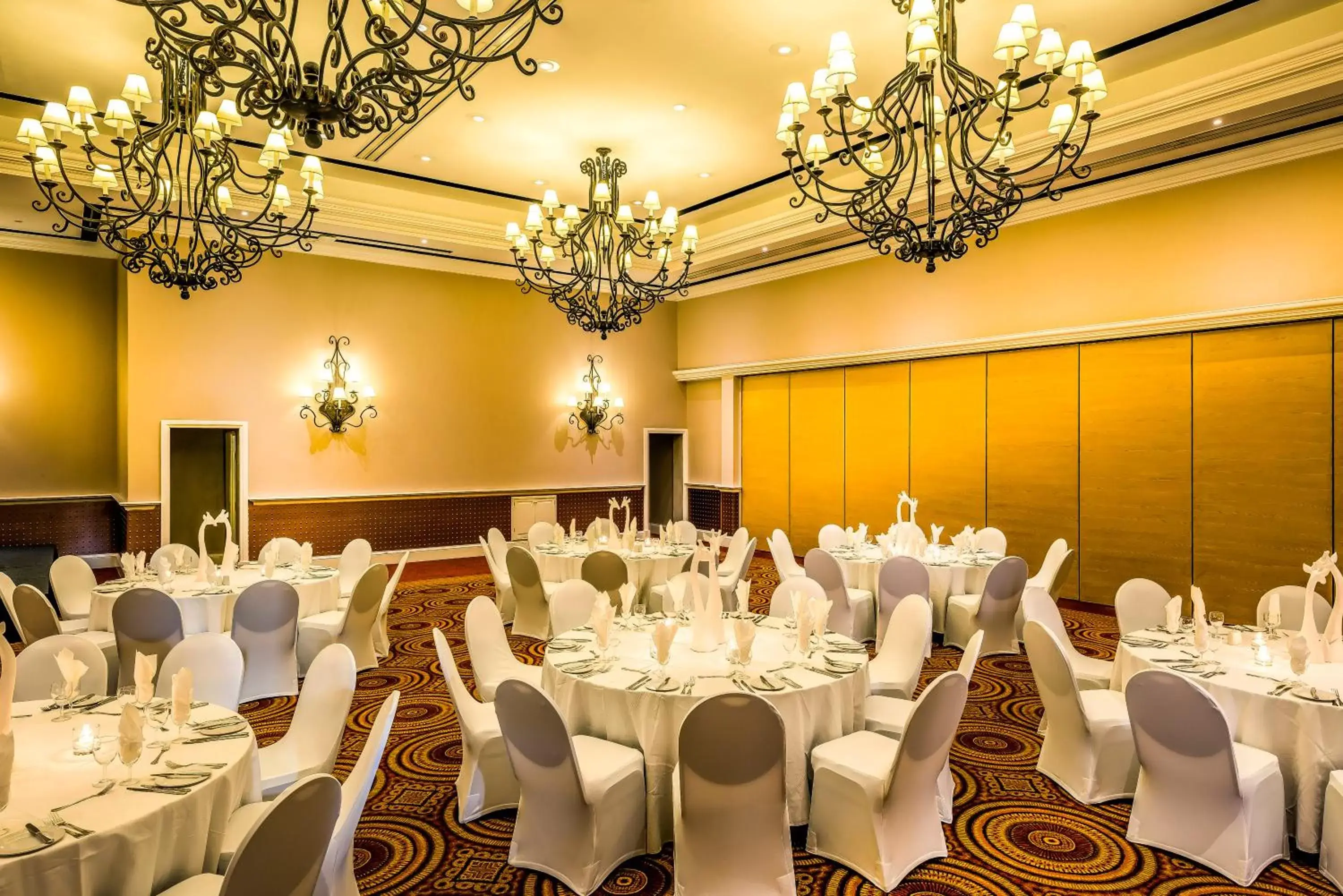 Banquet/Function facilities, Restaurant/Places to Eat in Avani Victoria Falls Resort