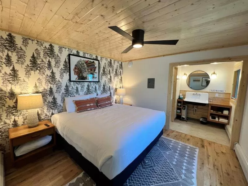 Double Room in Thomsonite Inn on Lake Superior