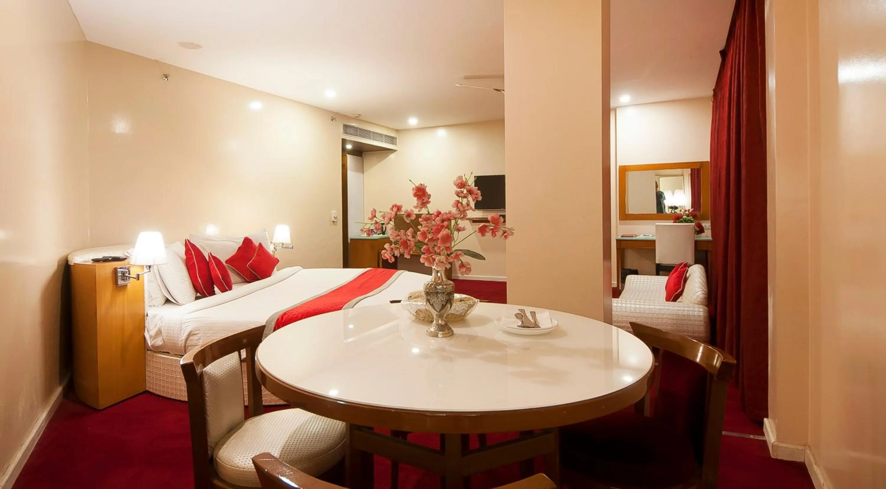 Bedroom, Bed in Airport Hotel Ramhan Palace Mahipalpur