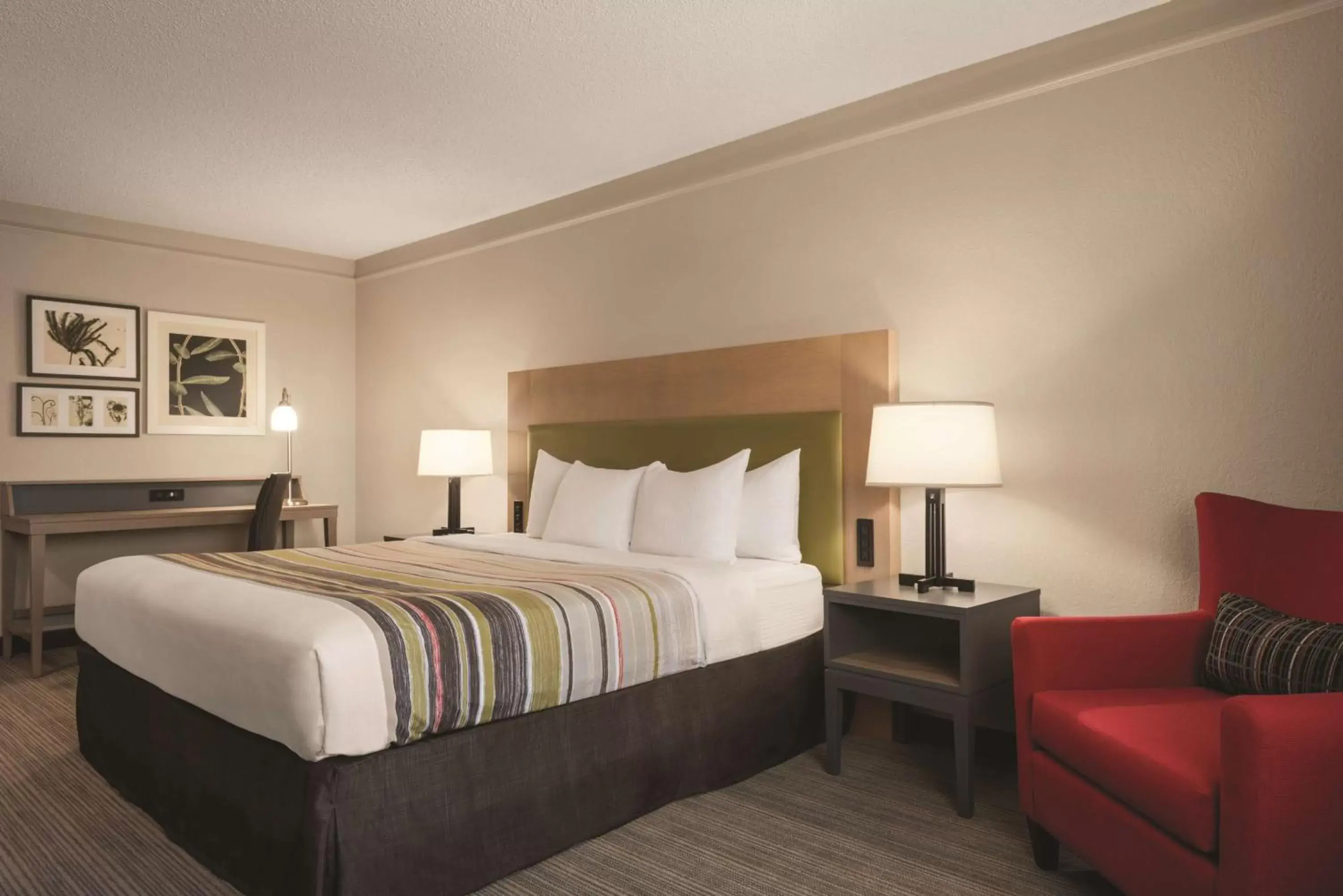 Photo of the whole room, Bed in Country Inn & Suites by Radisson, Chicago-Hoffman