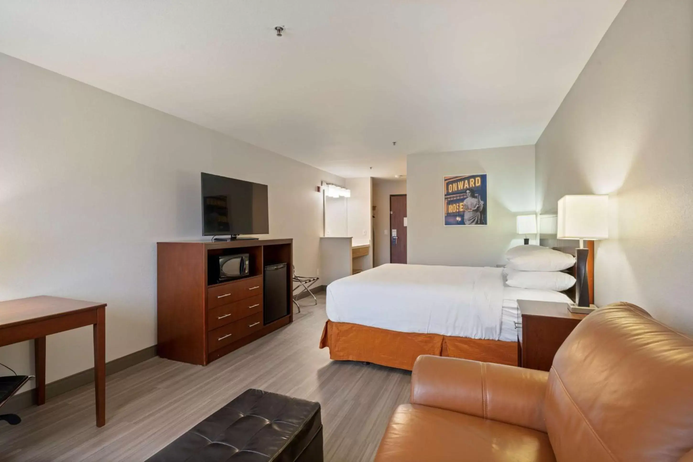 Bedroom in Best Western Lake Oswego Hotel & Suites