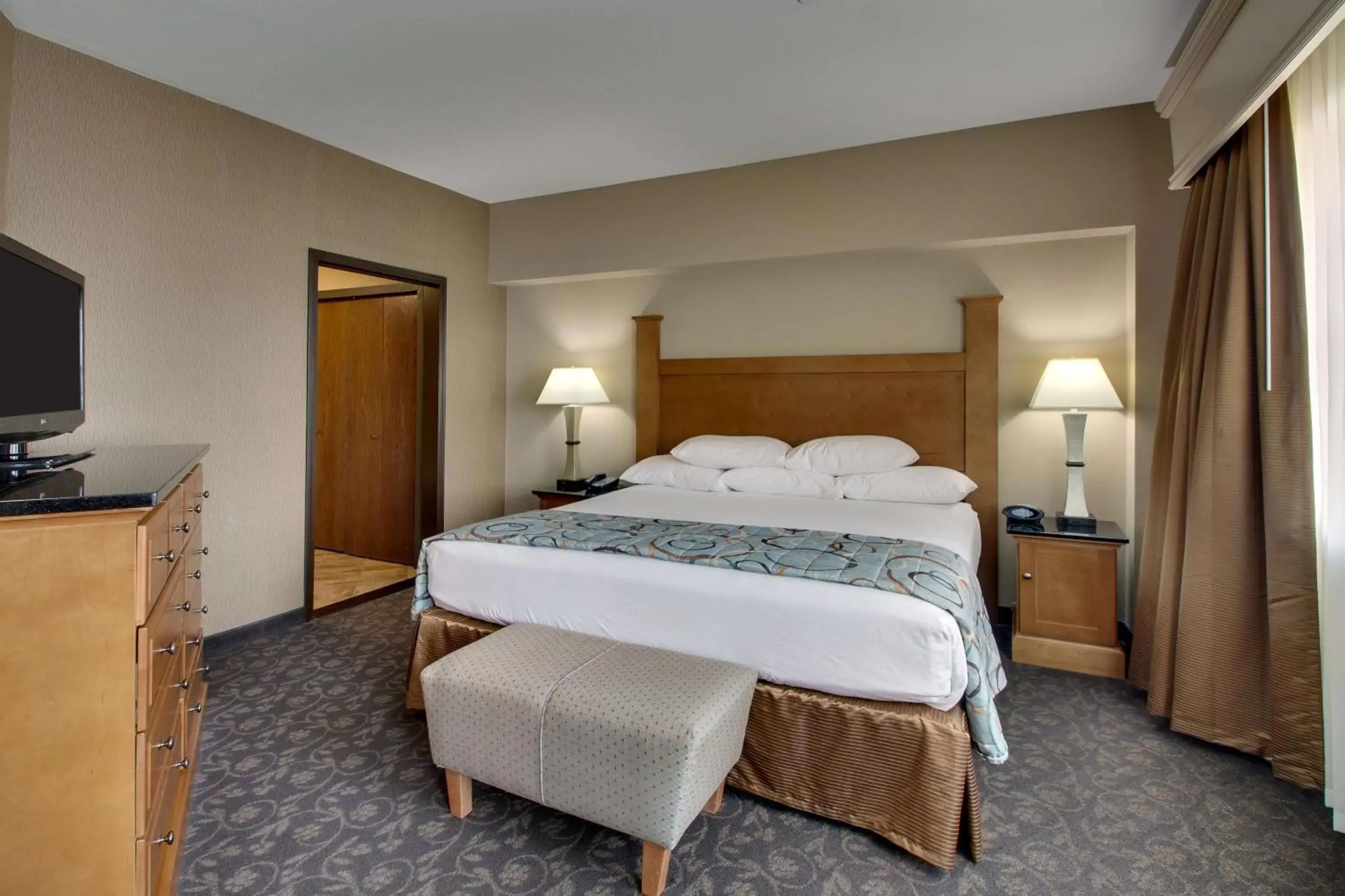 Photo of the whole room, Bed in Drury Plaza Hotel Broadview Wichita