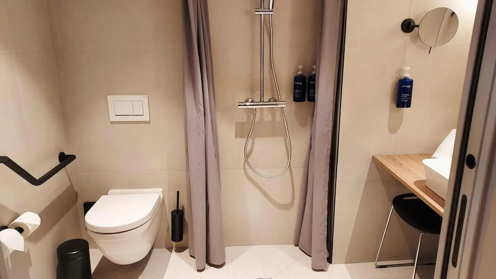 Shower, Bathroom in Emeria Dinard Hotel Thalasso & Spa