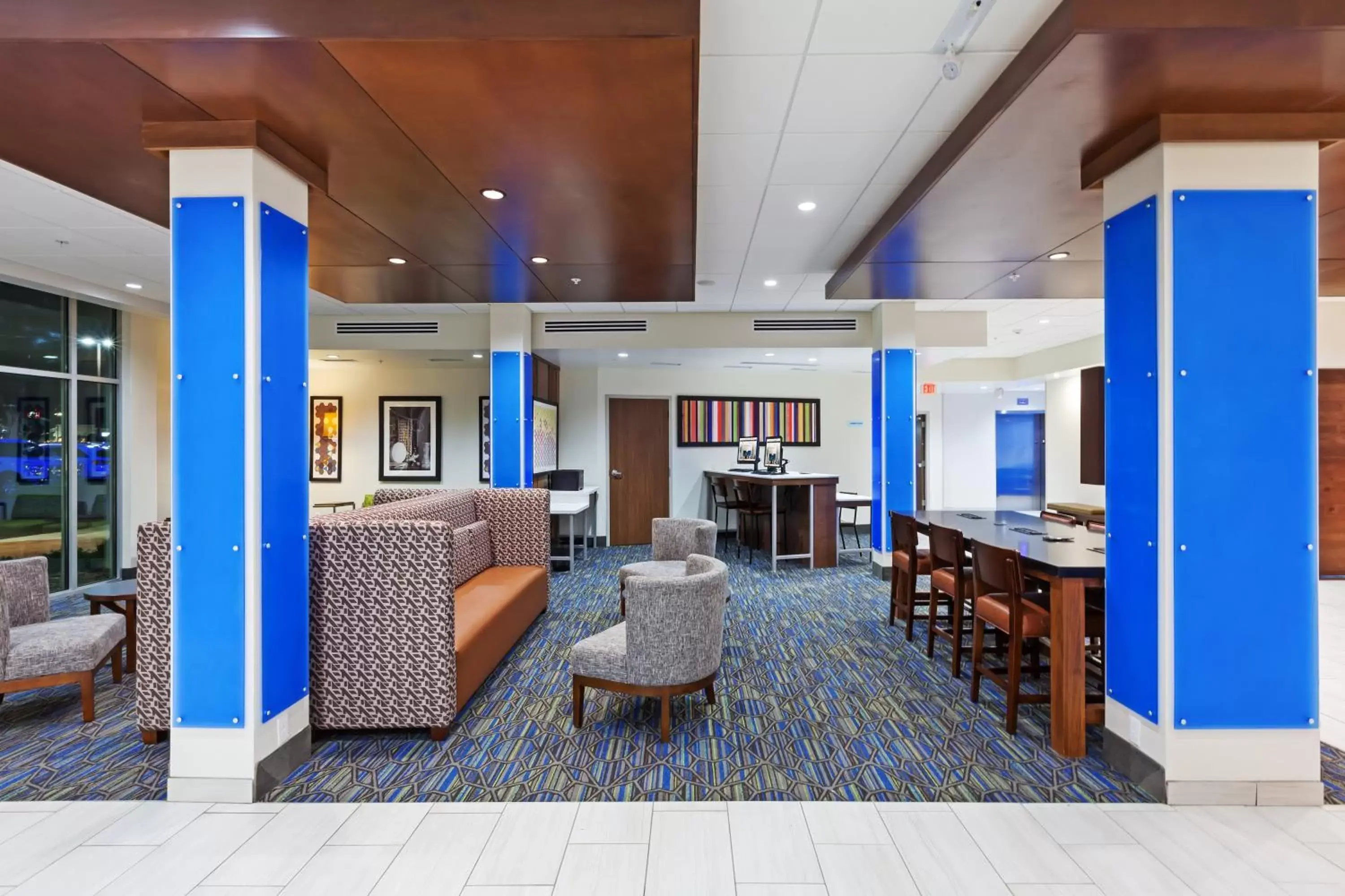 Property building in Holiday Inn Express & Suites Tulsa South - Woodland Hills, an IHG Hotel