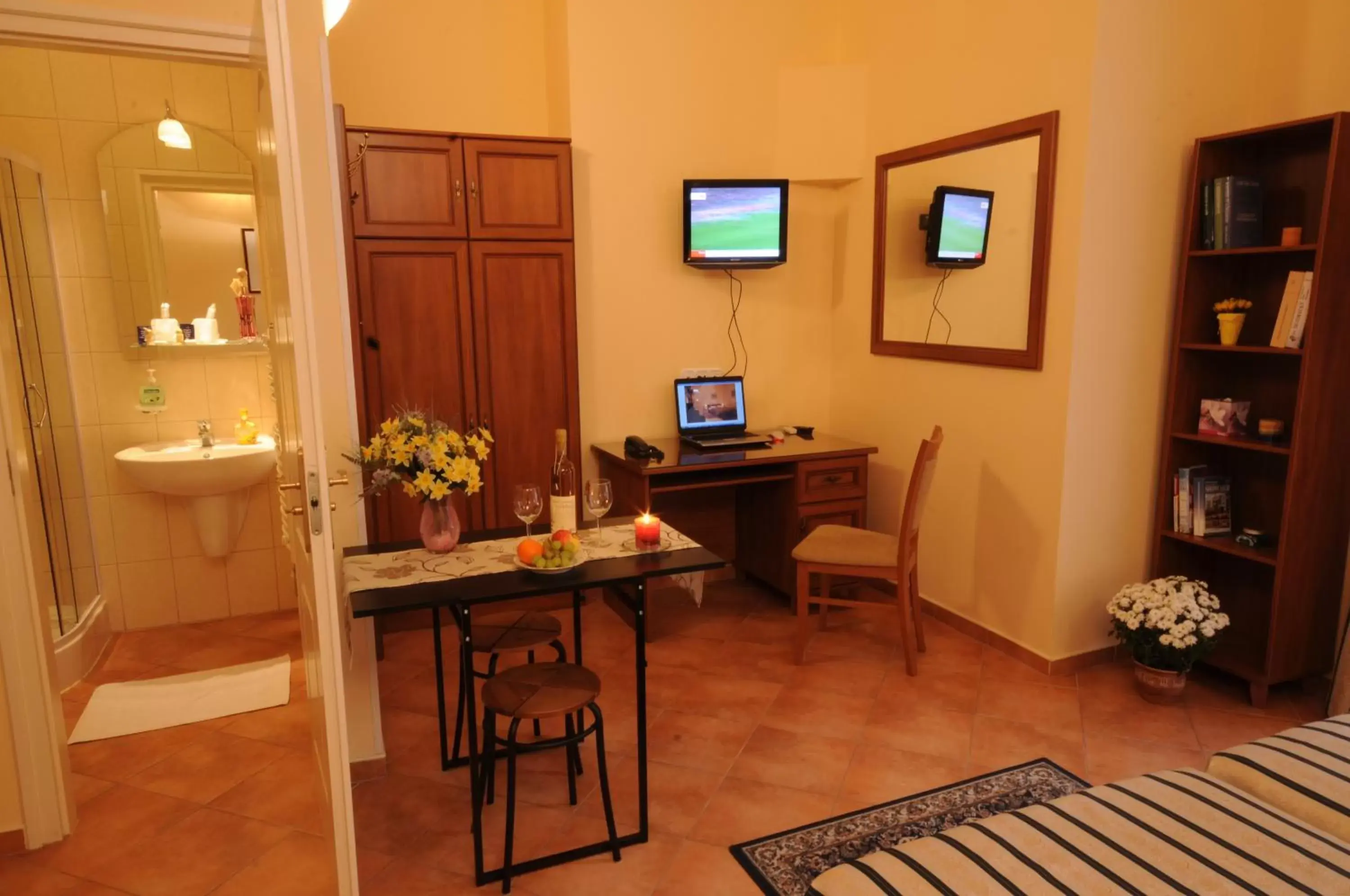 Bathroom, TV/Entertainment Center in Budapest Museum Central