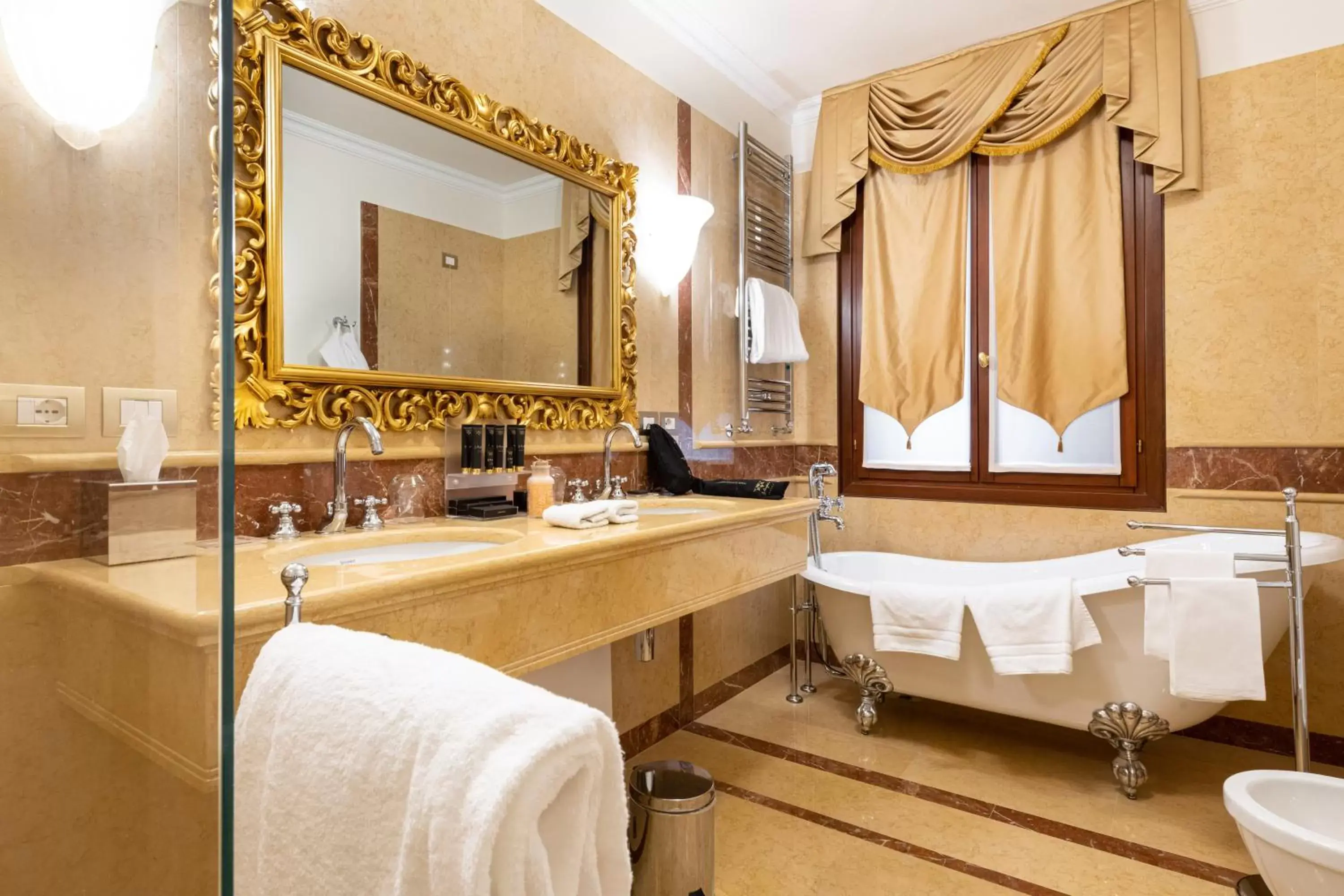 Bathroom in Ca' Bonfadini Historic Experience