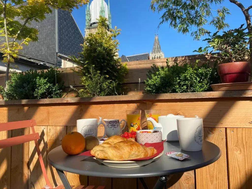 Patio in Hôtel De La Cathédrale