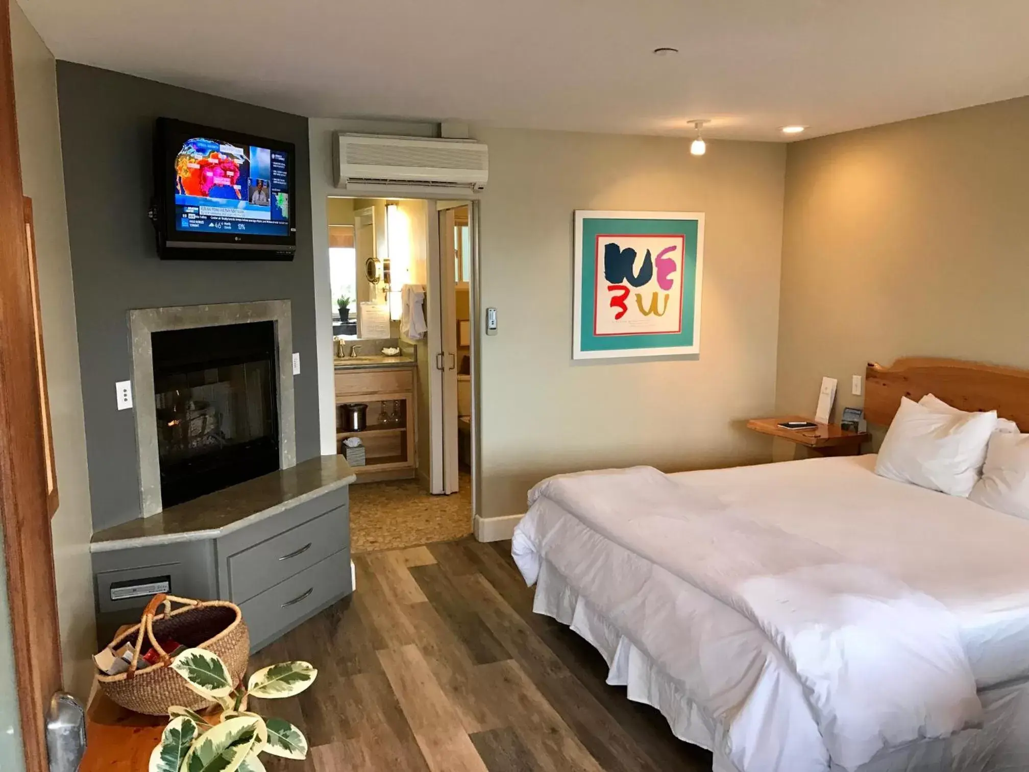 Bathroom, TV/Entertainment Center in Cambria Shores Inn