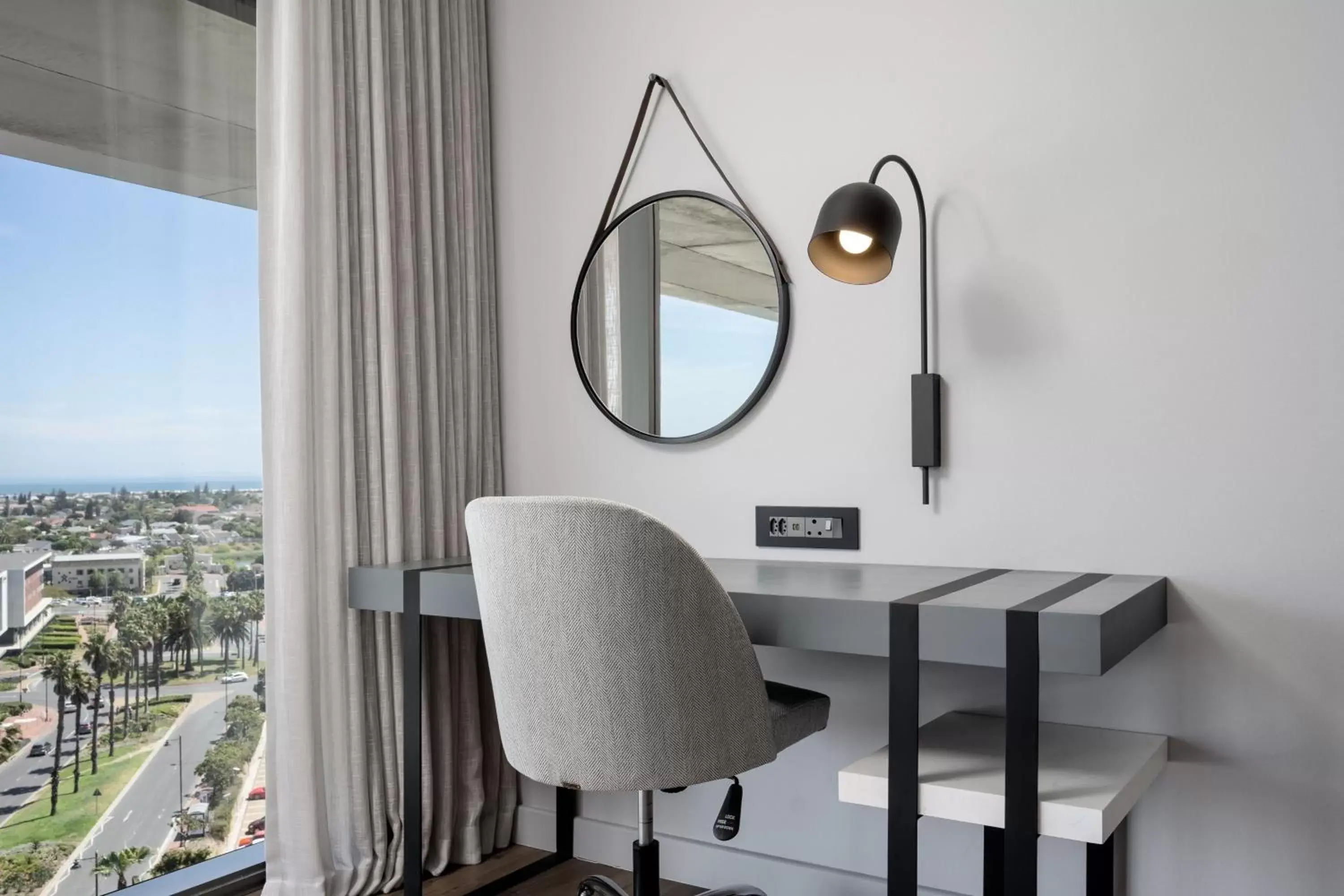 Photo of the whole room, Dining Area in Cape Town Marriott Hotel Crystal Towers