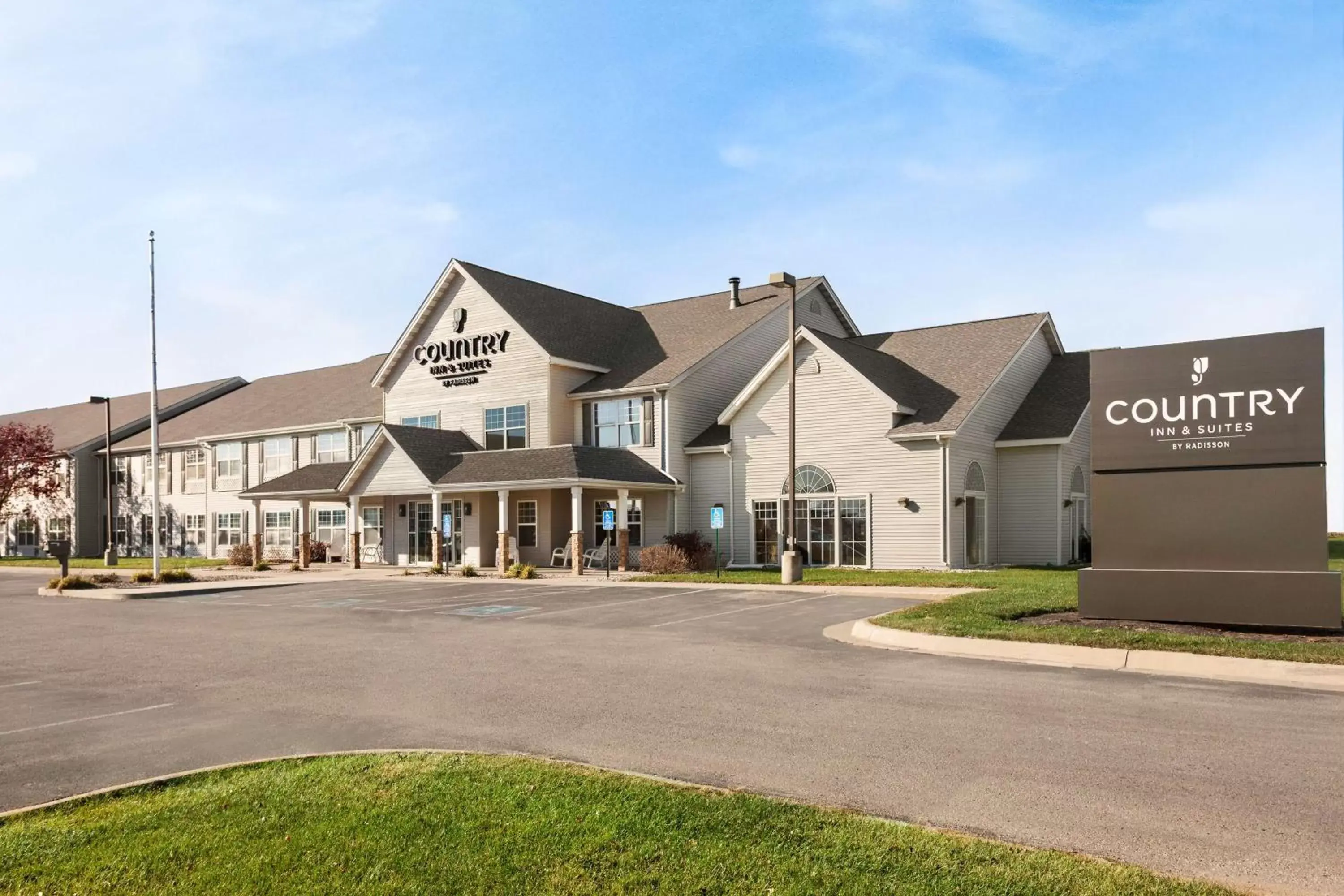Property Building in Country Inn & Suites by Radisson, Fort Dodge, IA