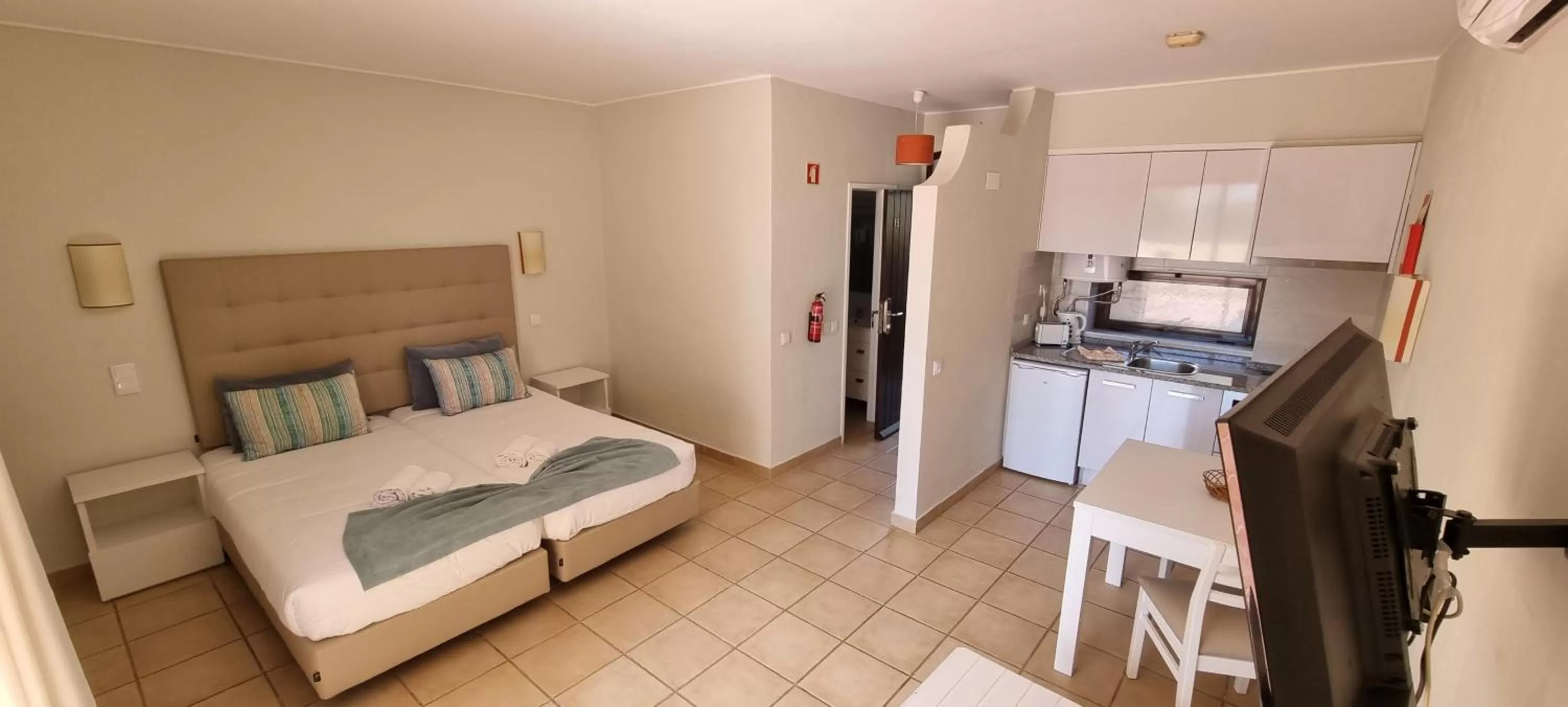 Bed in Albufeira Jardim by Umbral