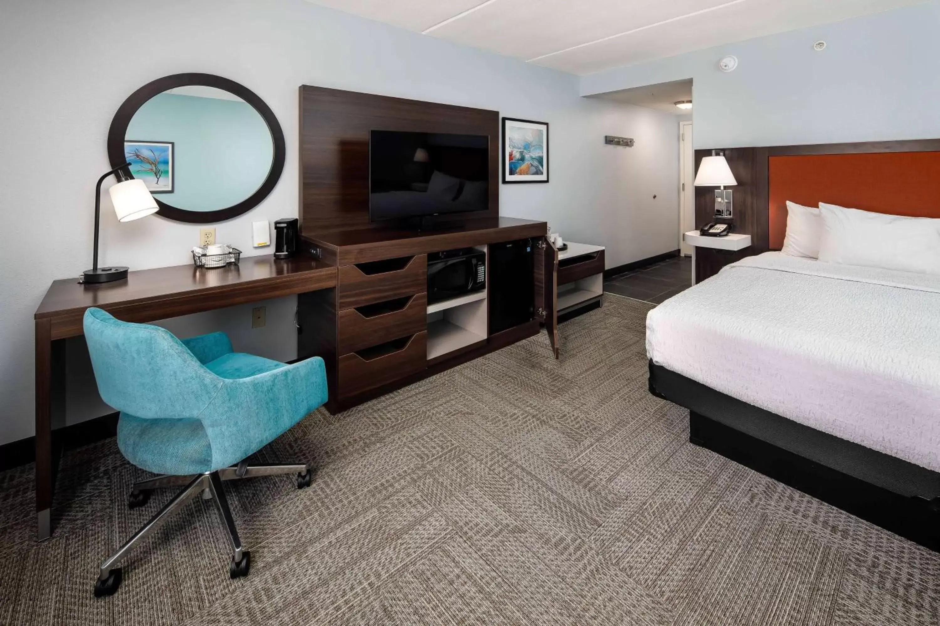 Bedroom, TV/Entertainment Center in Hampton Inn & Suites Navarre