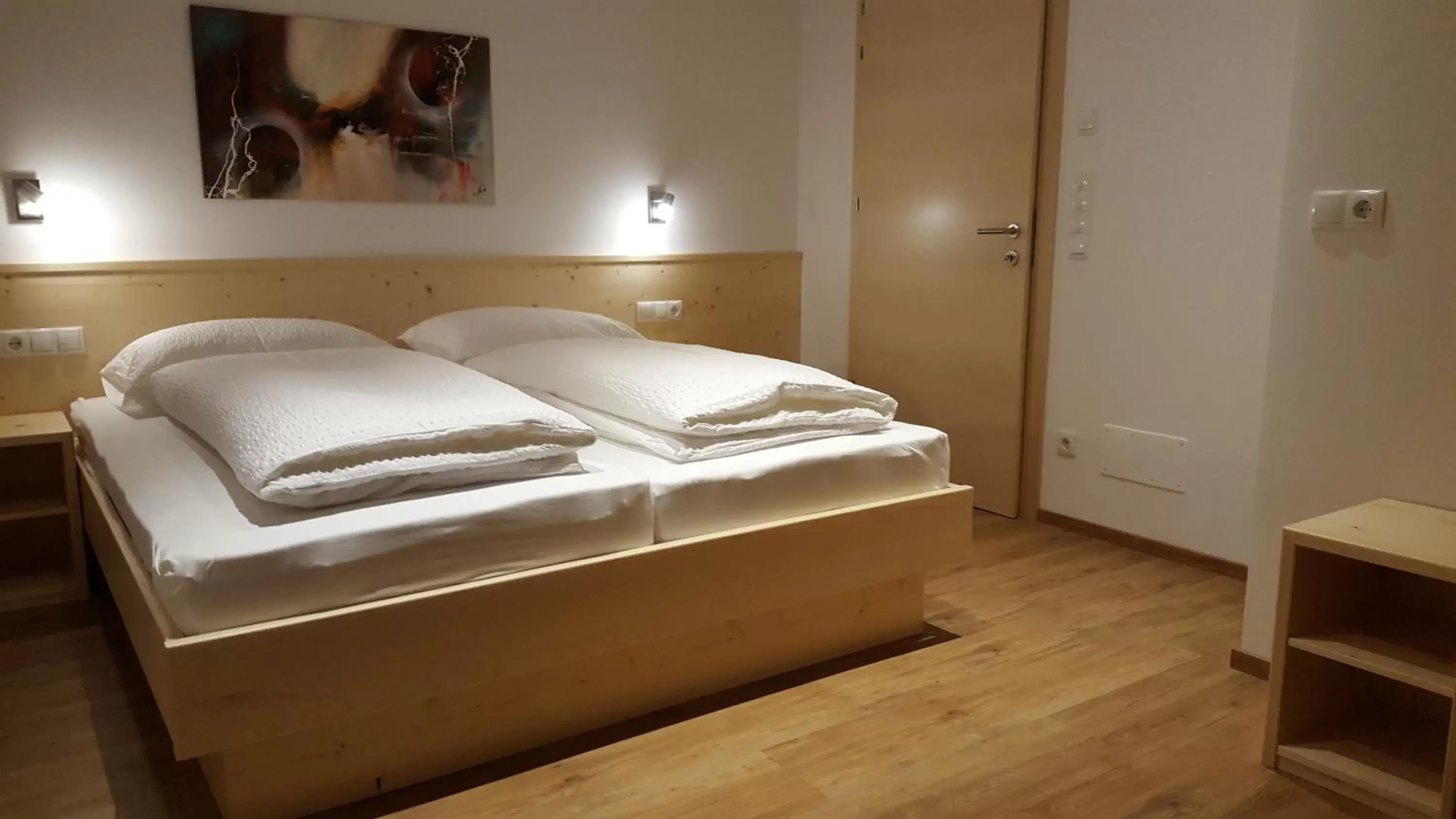 Photo of the whole room, Bed in Residence Klementhof