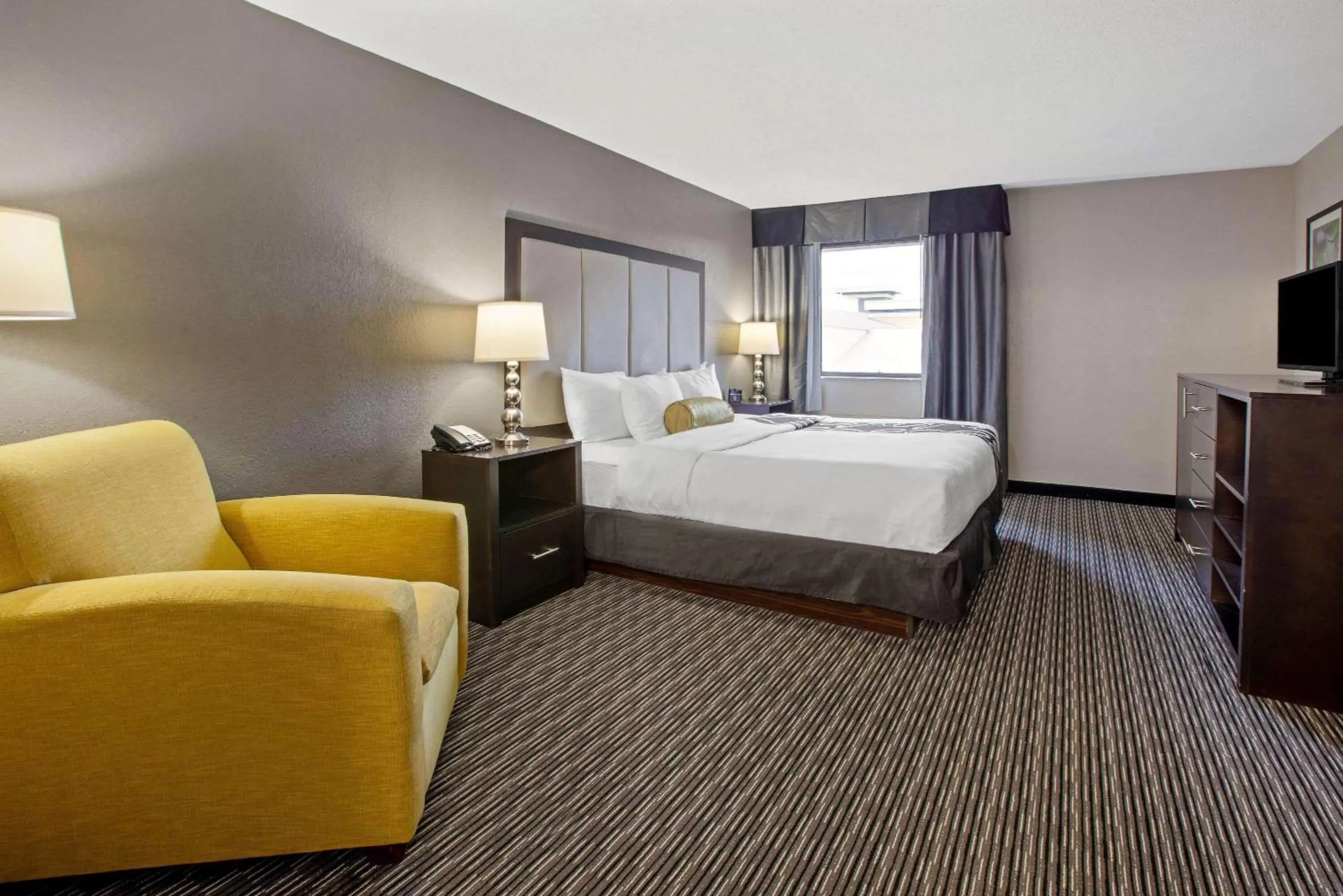 Photo of the whole room, Bed in La Quinta Inn & Suites by Wyndham Detroit Metro Airport