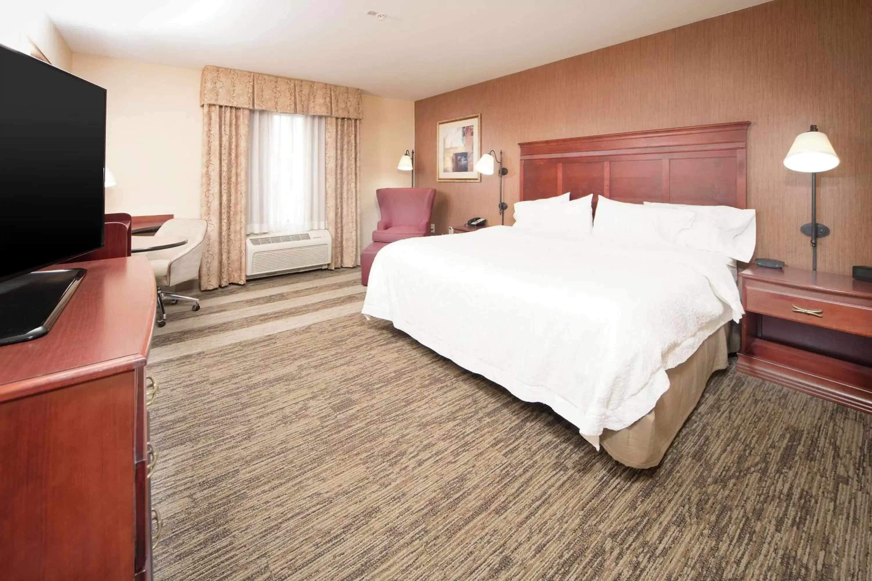 Bedroom, Bed in Hampton Inn & Suites Greensburg