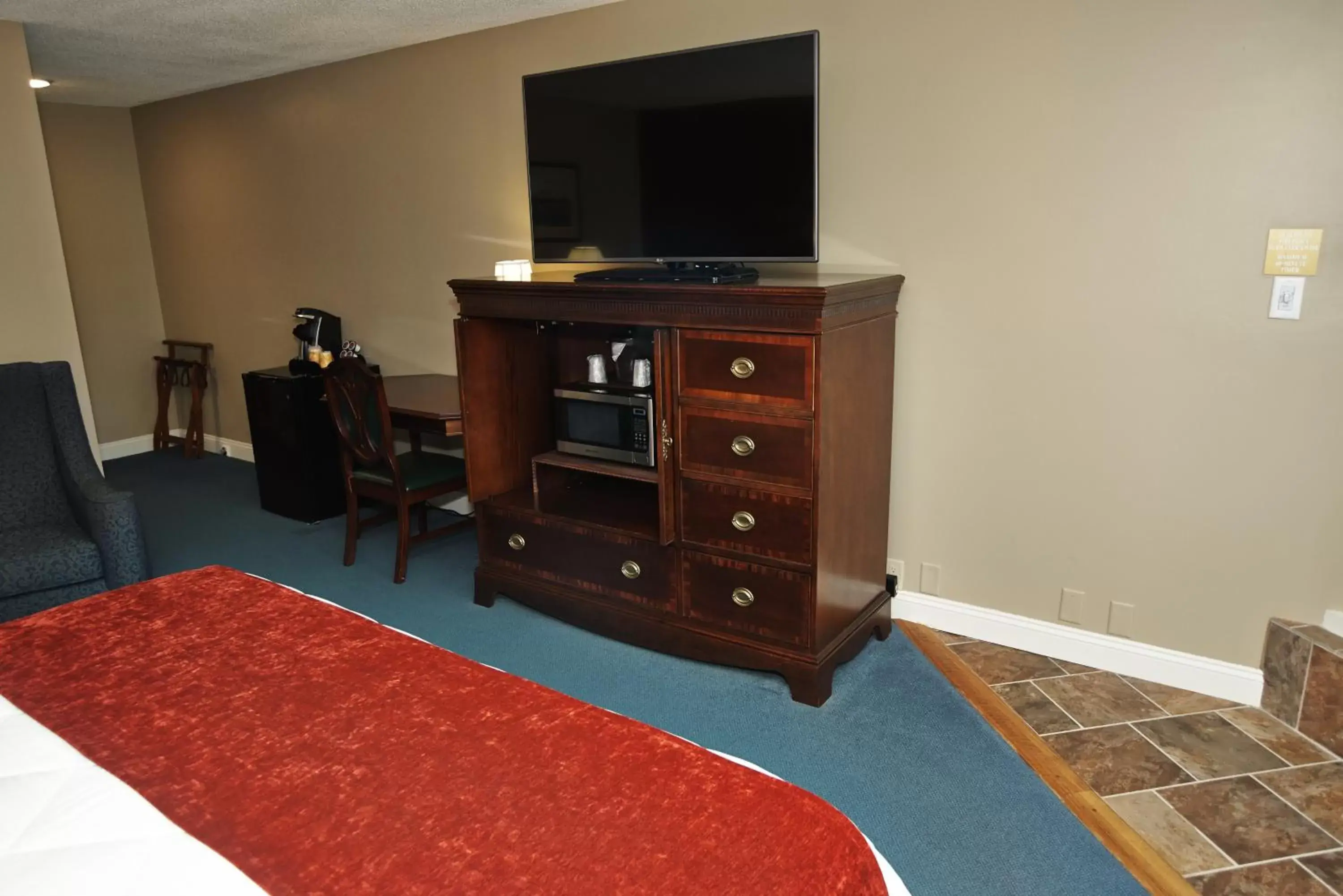 TV/Entertainment Center in Fireside Inn & Suites Gilford