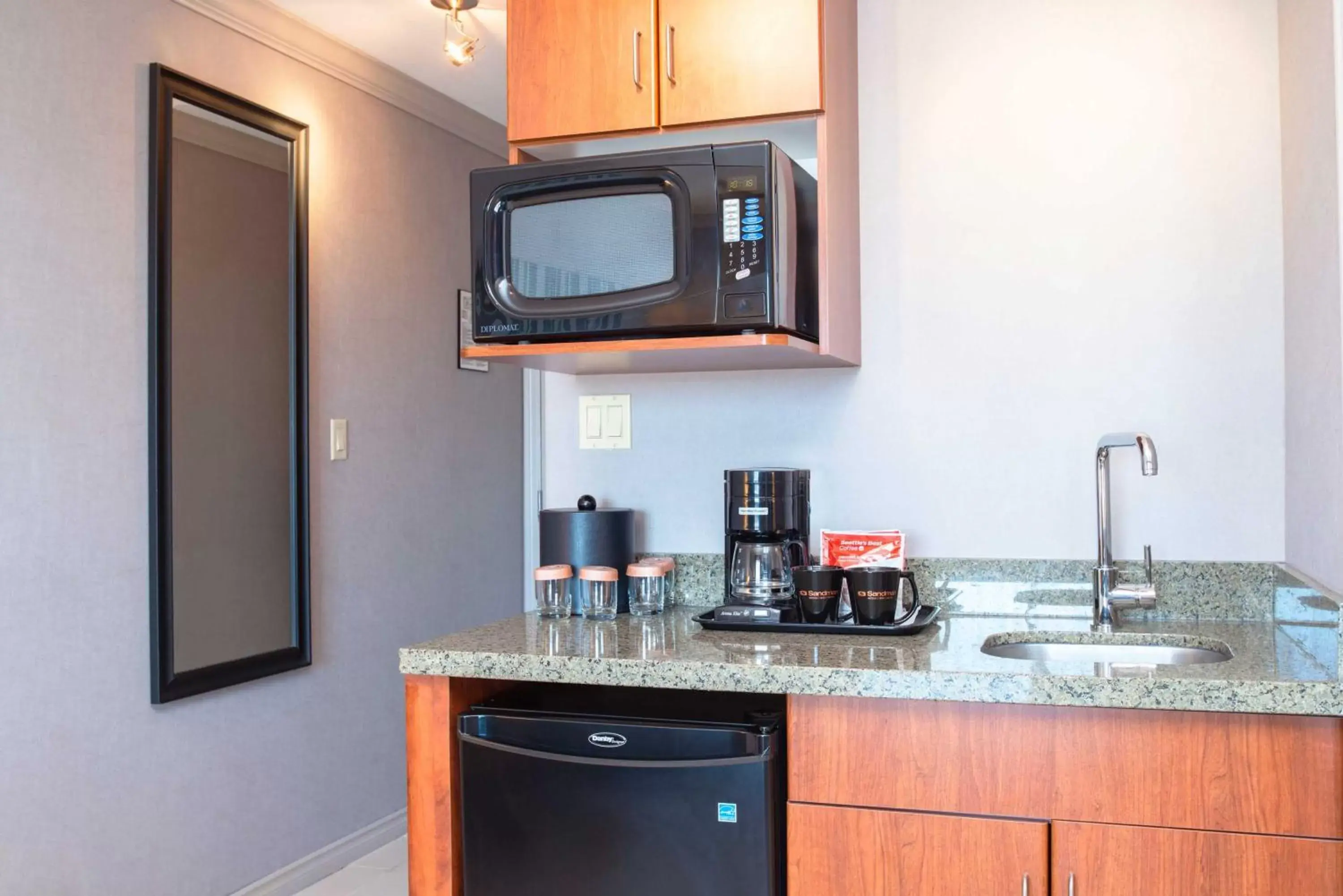 Kitchen or kitchenette, Kitchen/Kitchenette in Sandman Hotel & Suites Winnipeg Airport