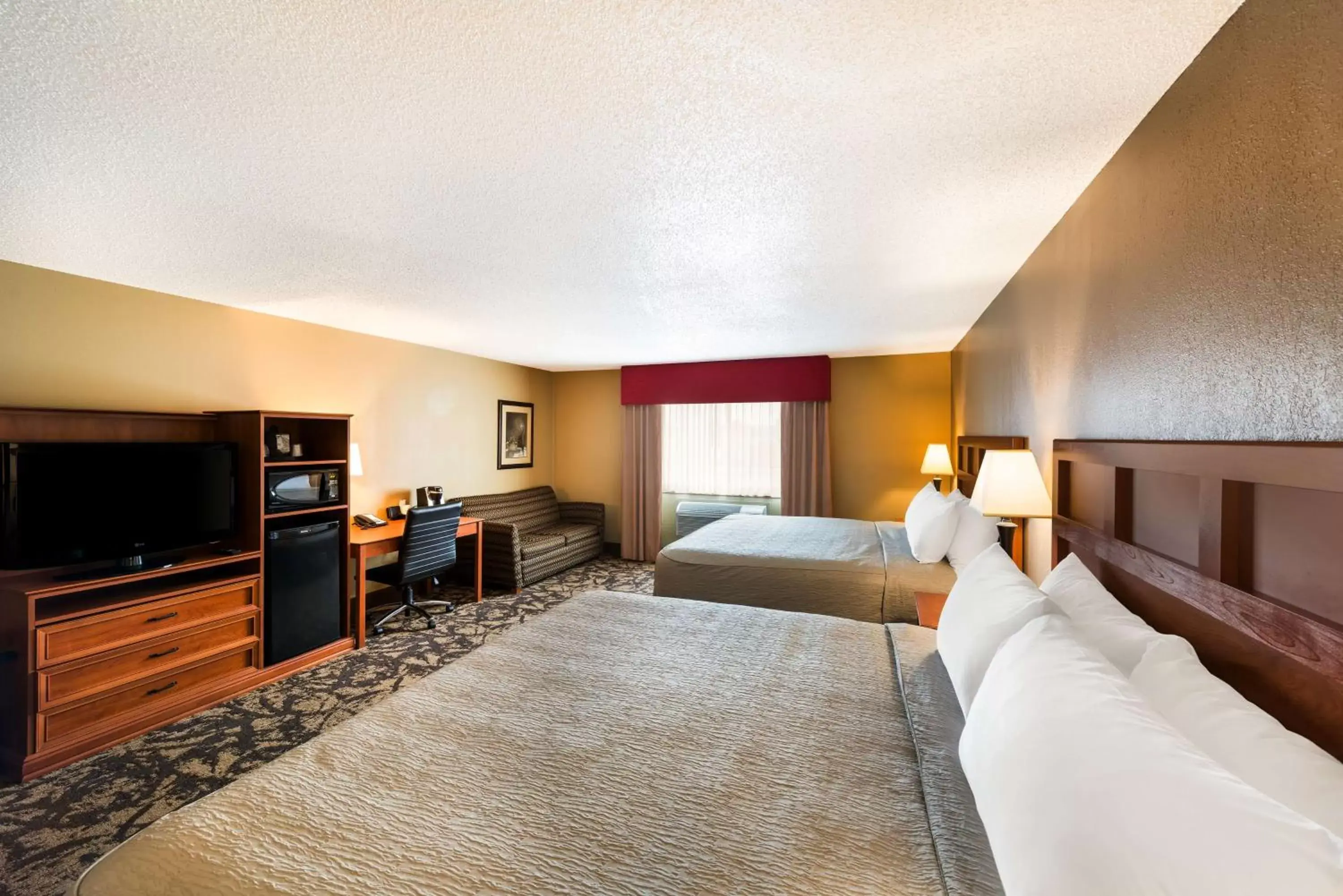 Bedroom, Seating Area in Best Western Derby Inn