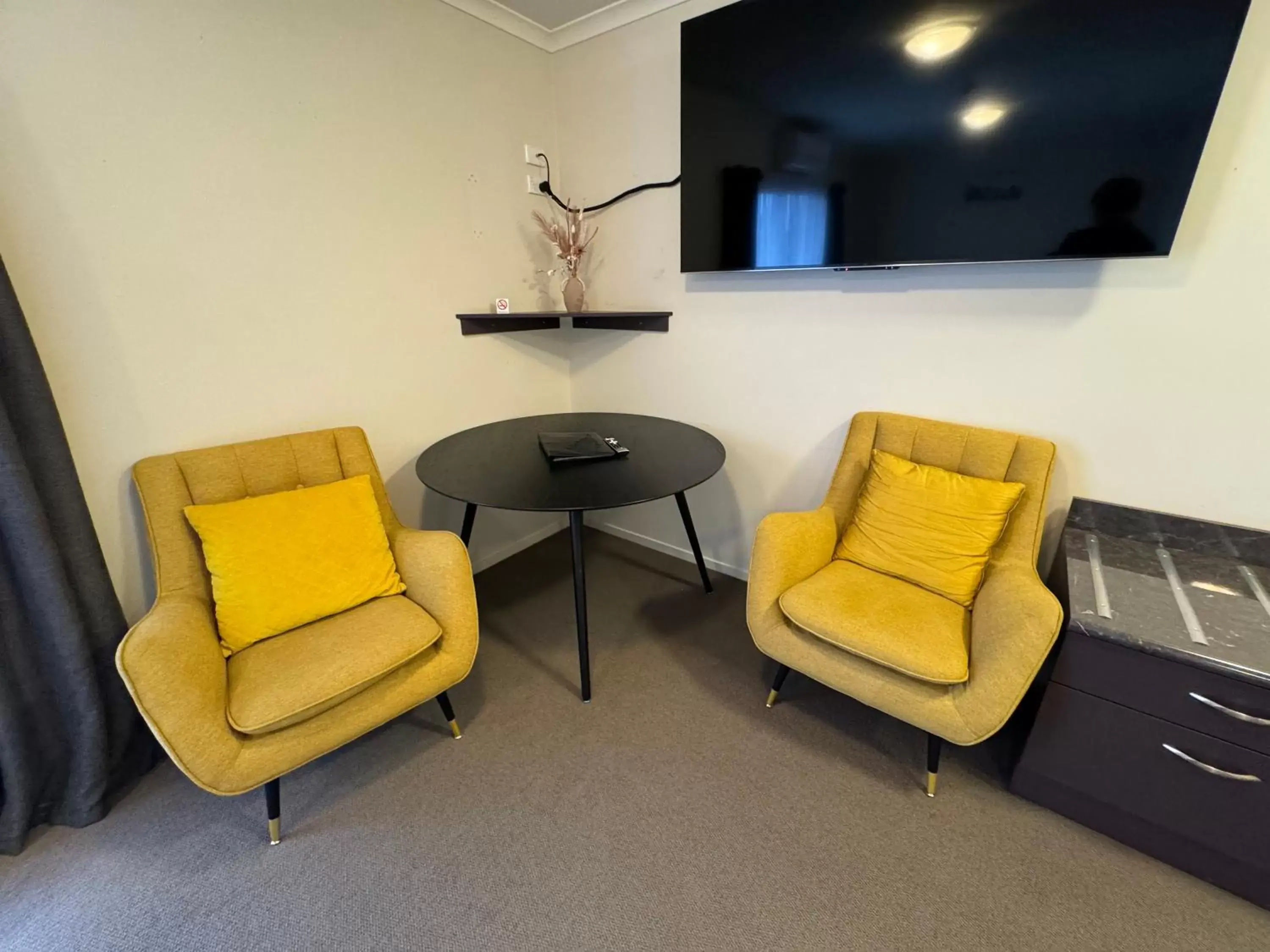 TV and multimedia, Seating Area in B-Ks Premier Motel Palmerston North