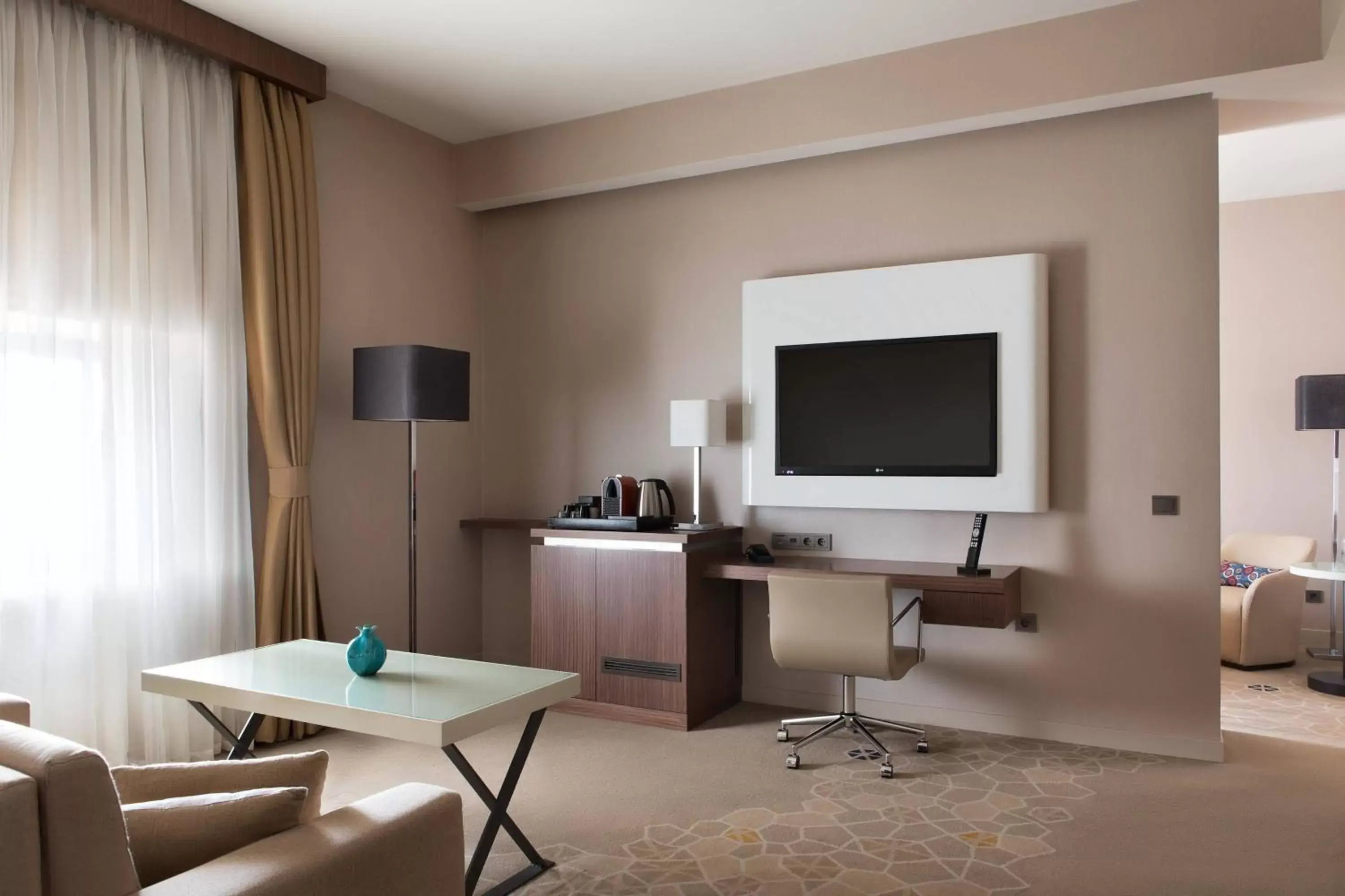 Living room, TV/Entertainment Center in Istanbul Marriott Hotel Sisli
