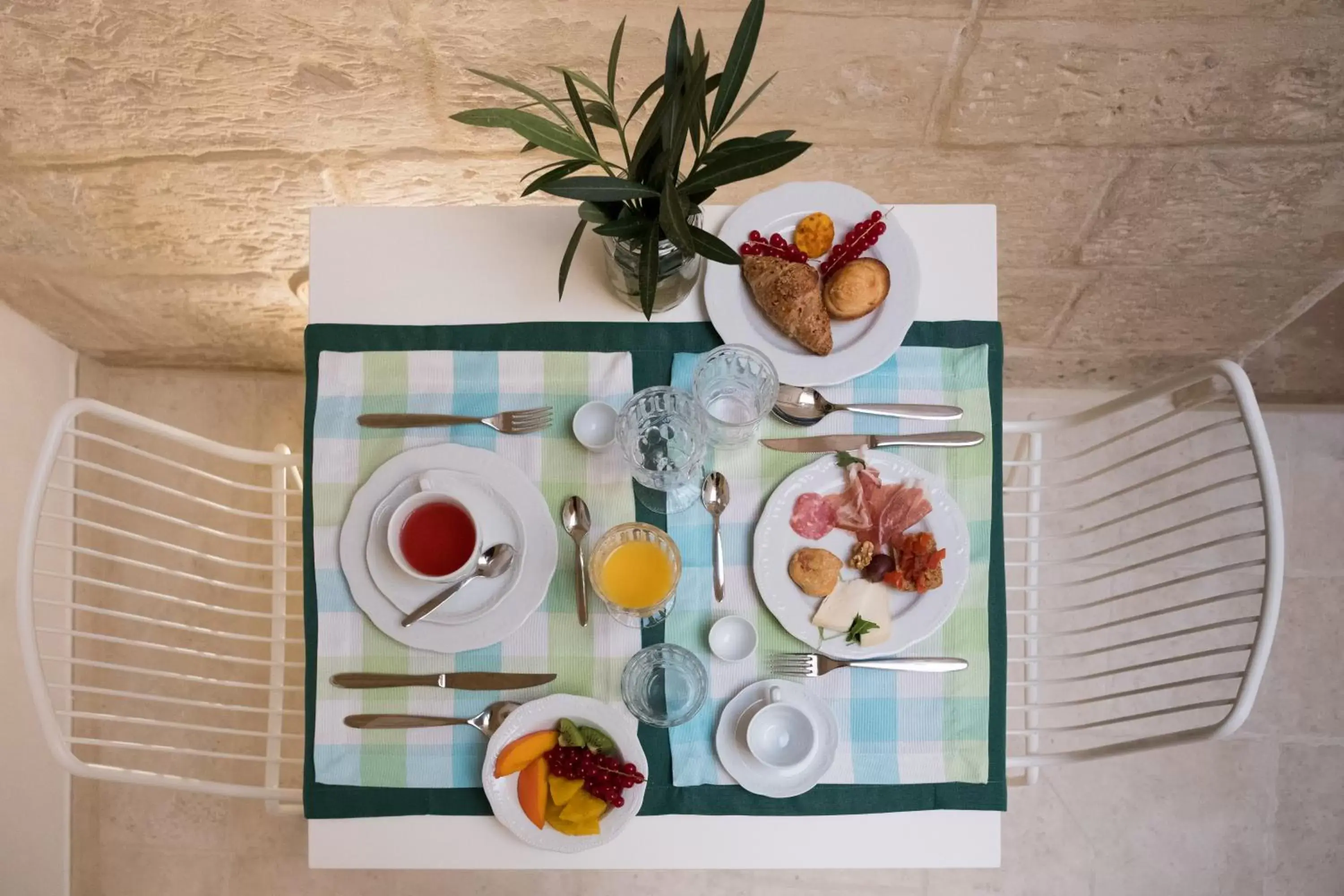 Patio, Dining Area in Amatè Suite