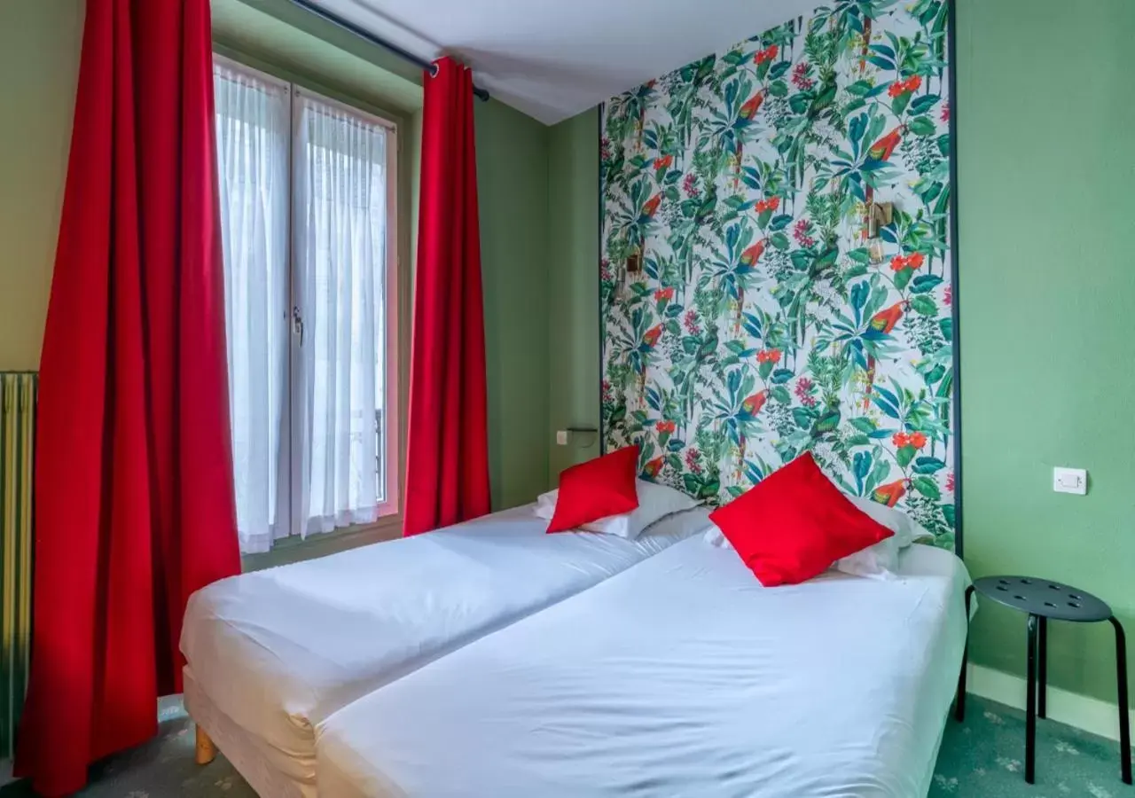 Bedroom, Bed in Nouvel Hôtel