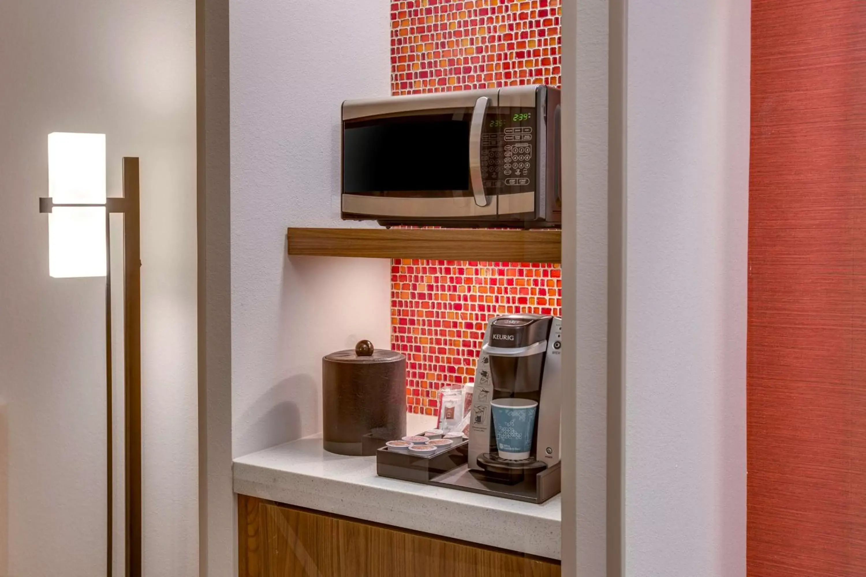 Bedroom, TV/Entertainment Center in Hilton Garden Inn Oklahoma City Airport