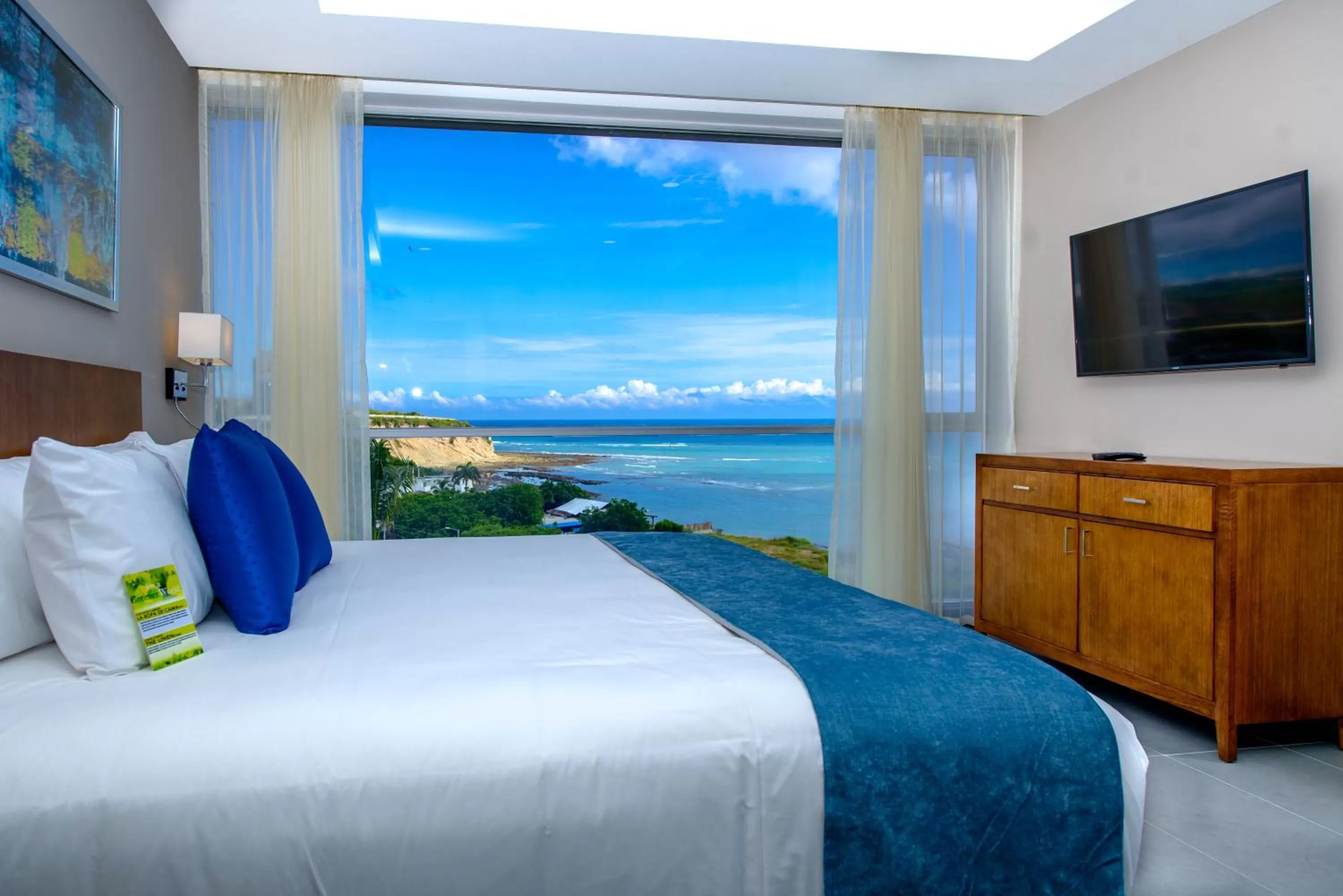 Bed in Wyndham Manta Sail Plaza Hotel and Convention Center