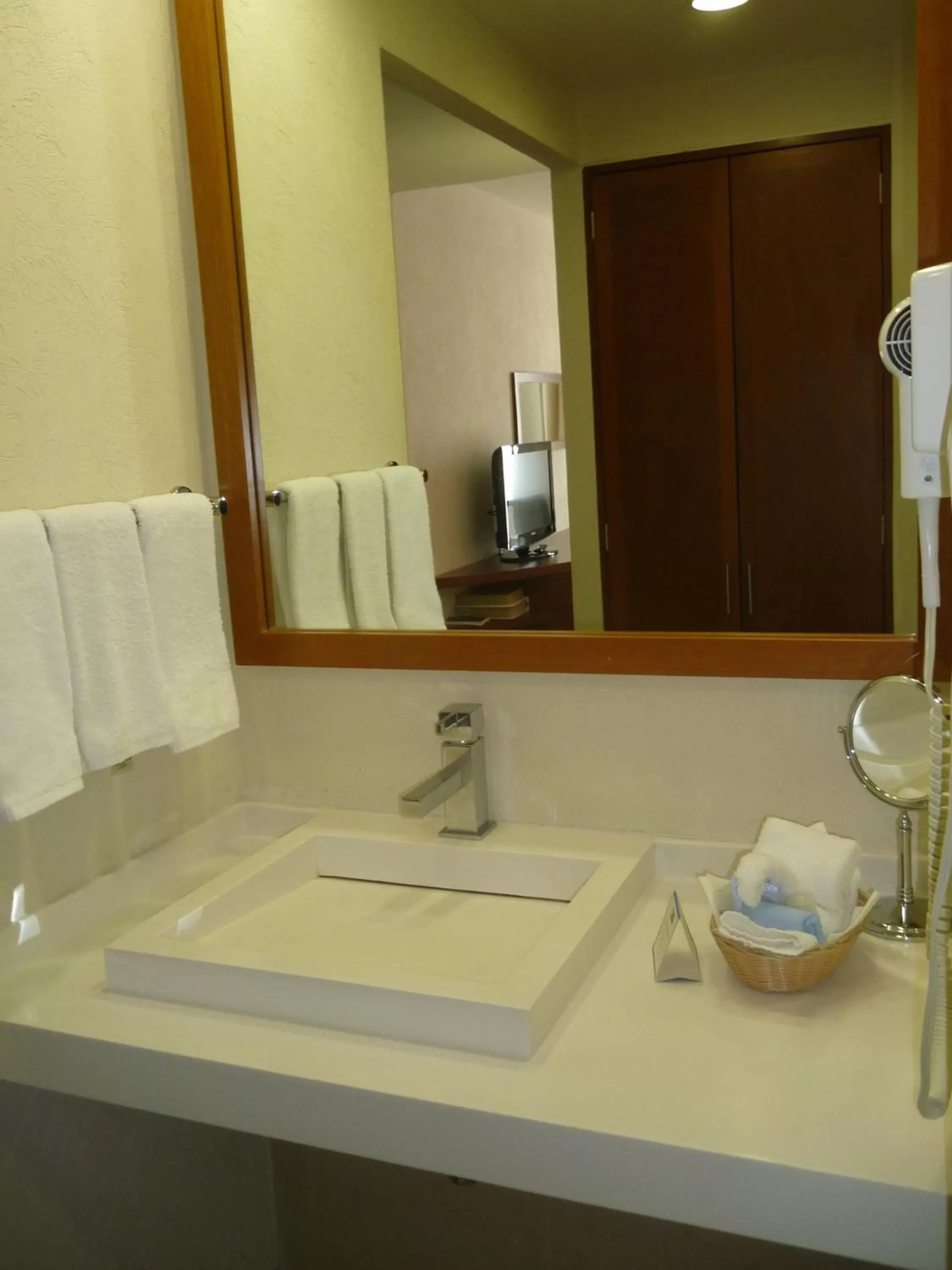 Bathroom in Holiday Inn Express Guadalajara Expo, an IHG Hotel