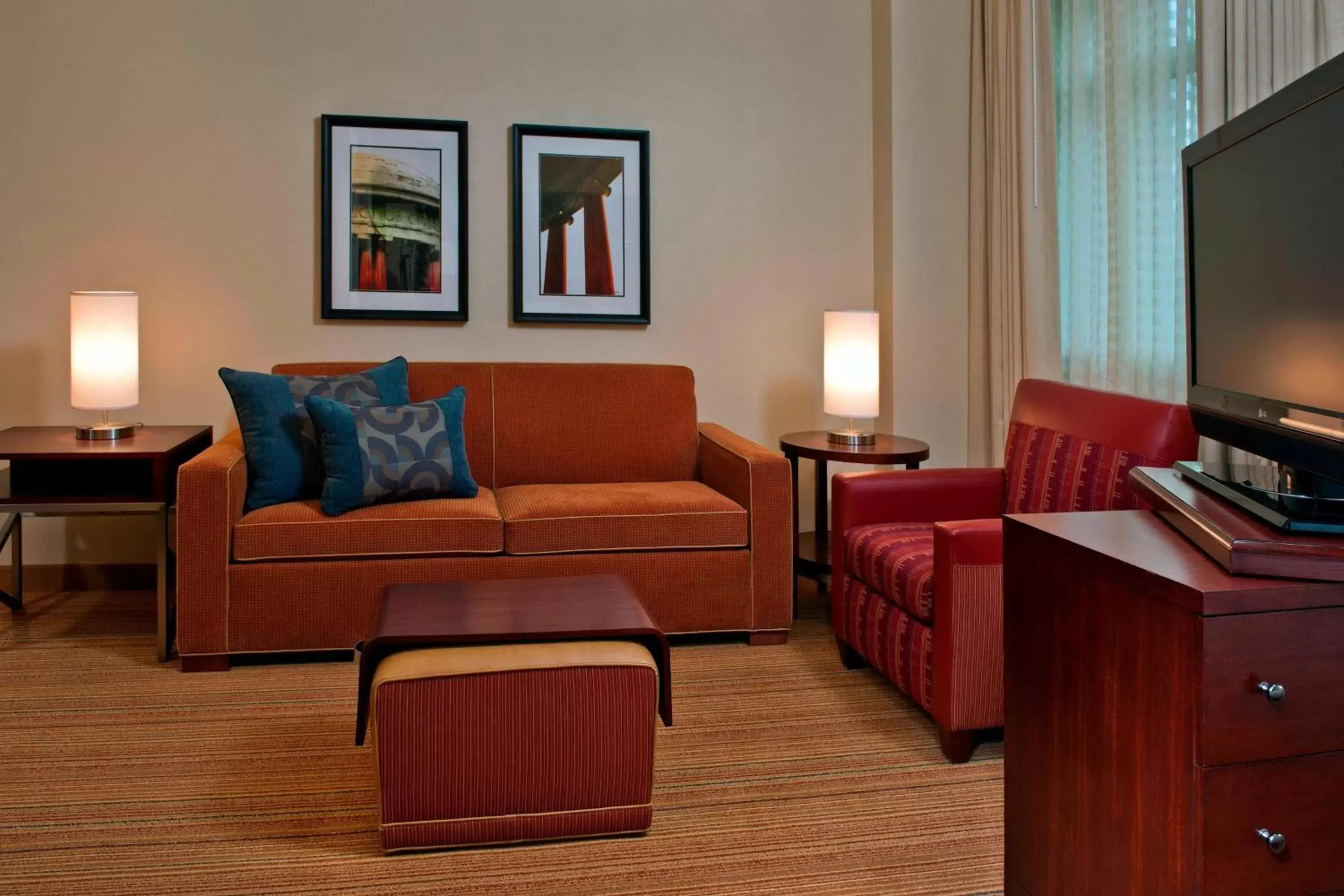 Living room, Seating Area in Residence Inn Arlington Capital View