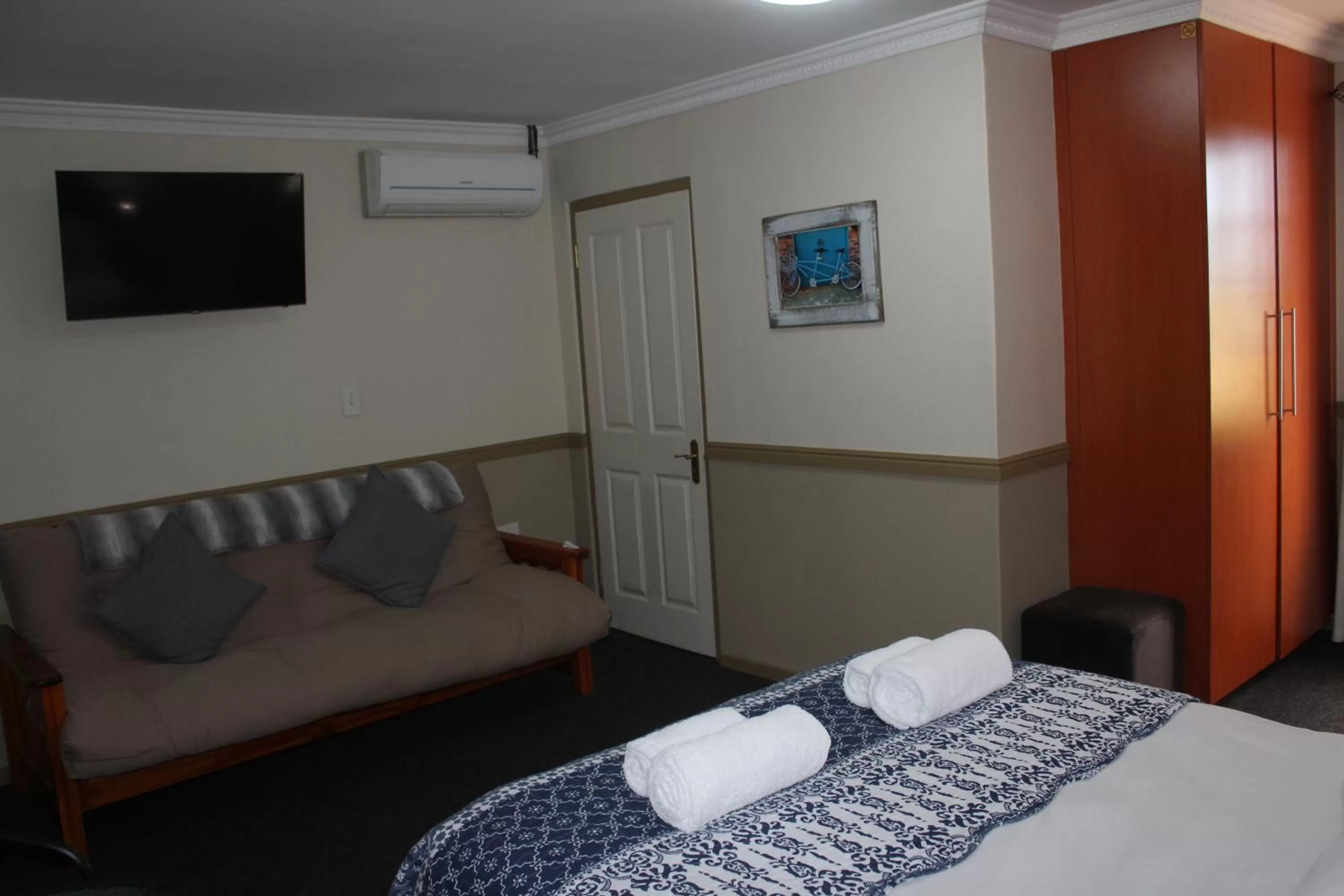 bunk bed, Bed in Victoria Heights B&B