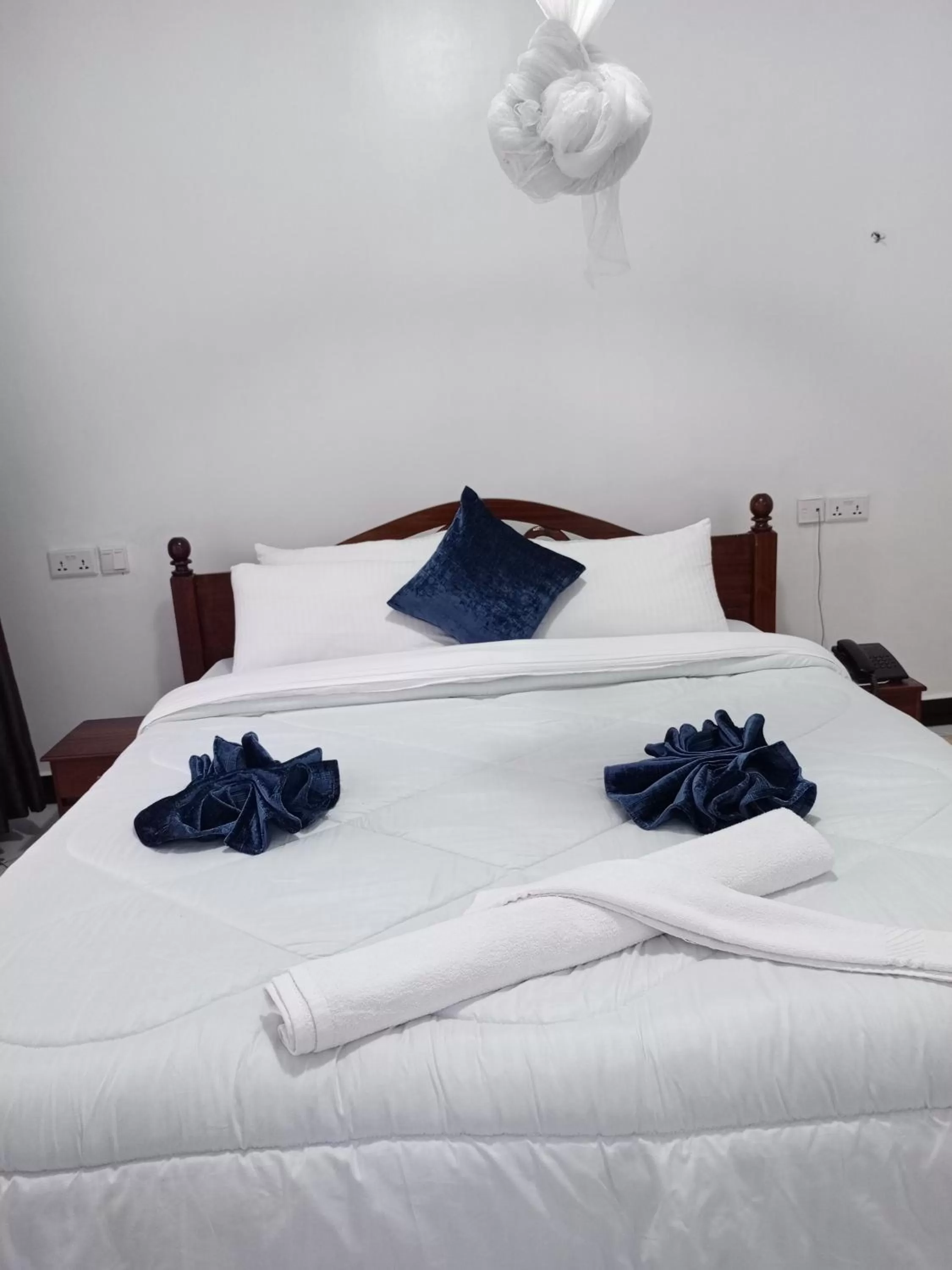 Budget Double Room - single occupancy in INZOZI AFRICA HOUSE B&B-Gishushu