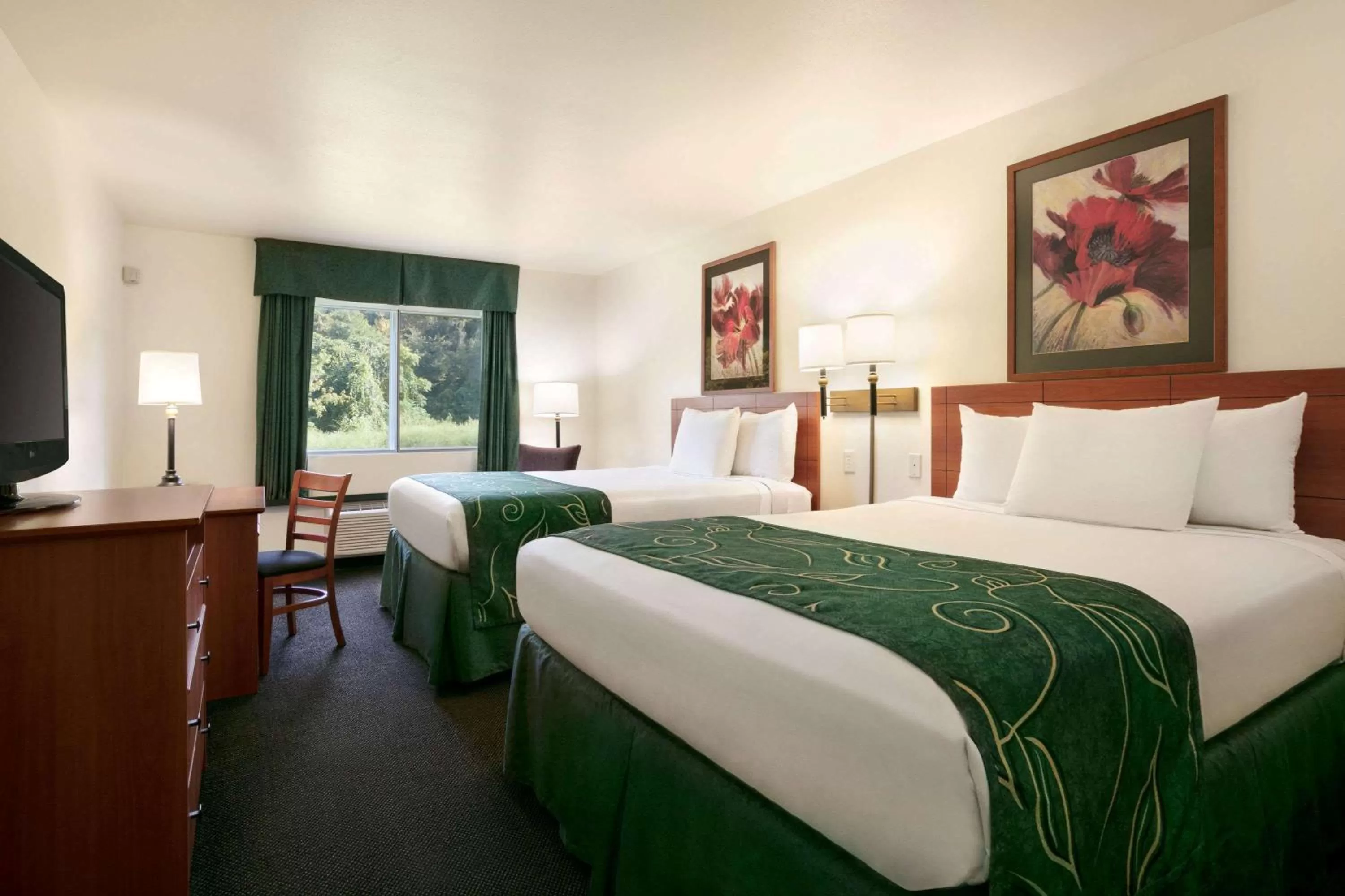 Photo of the whole room, Bed in Travelodge by Wyndham Low Moor Near Covington