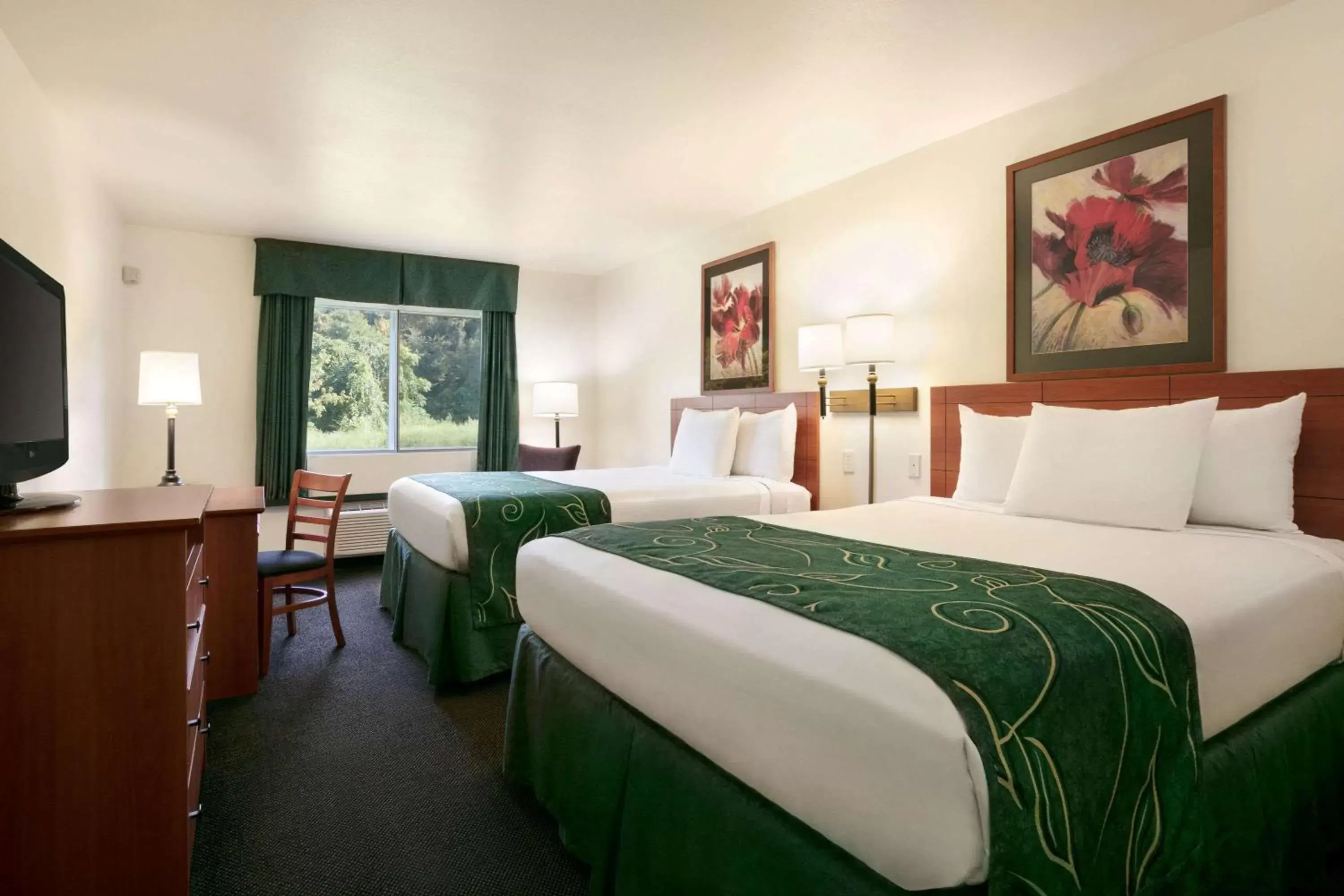 Queen Room with Two Queen Beds - Non-Smoking in Travelodge by Wyndham Low Moor Near Covington Queen Room with Two Queen Beds - Non-Smoking in Travelodge by Wyndham Low Moor Near Covington