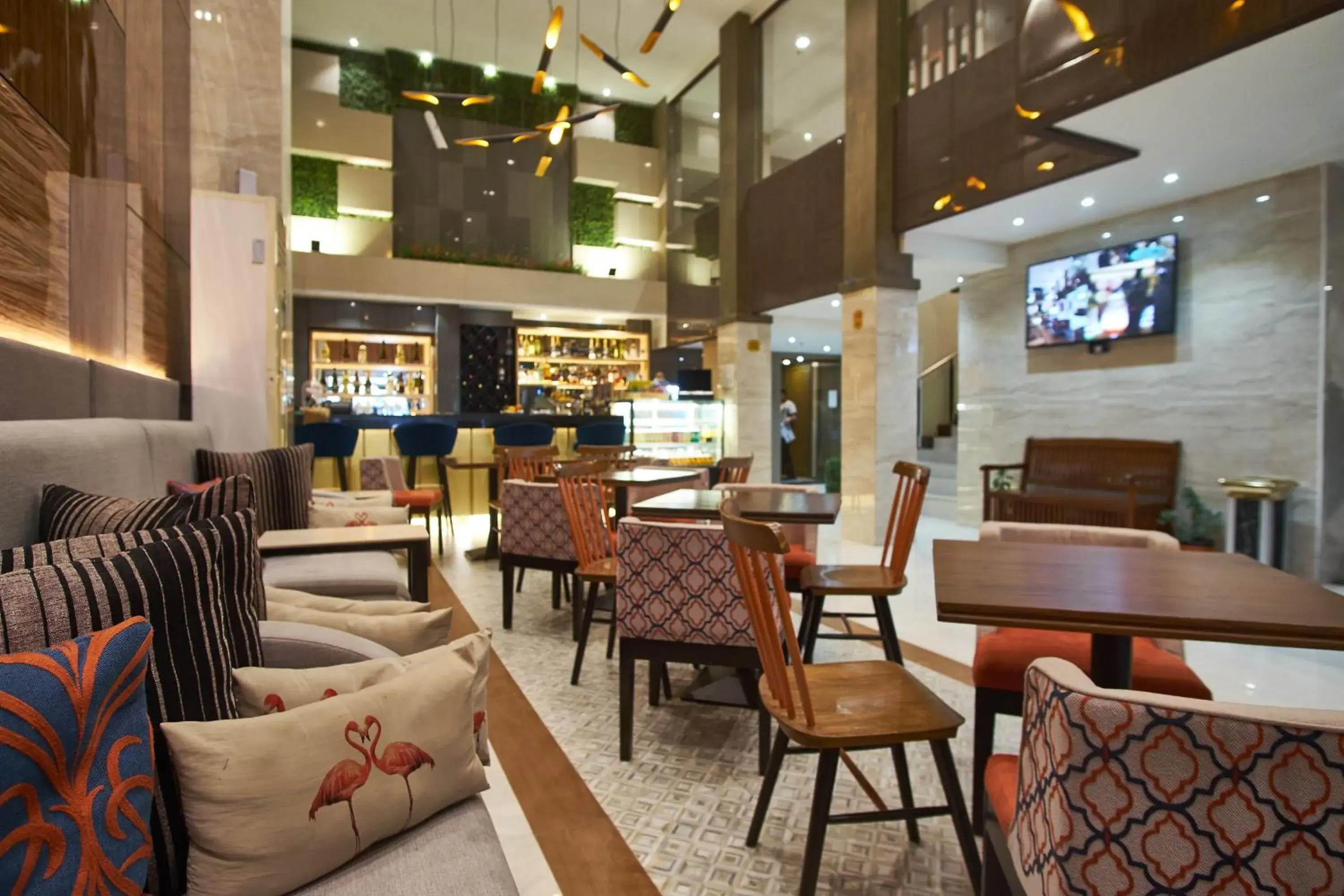 Restaurant/Places to Eat in J7 HOTEL