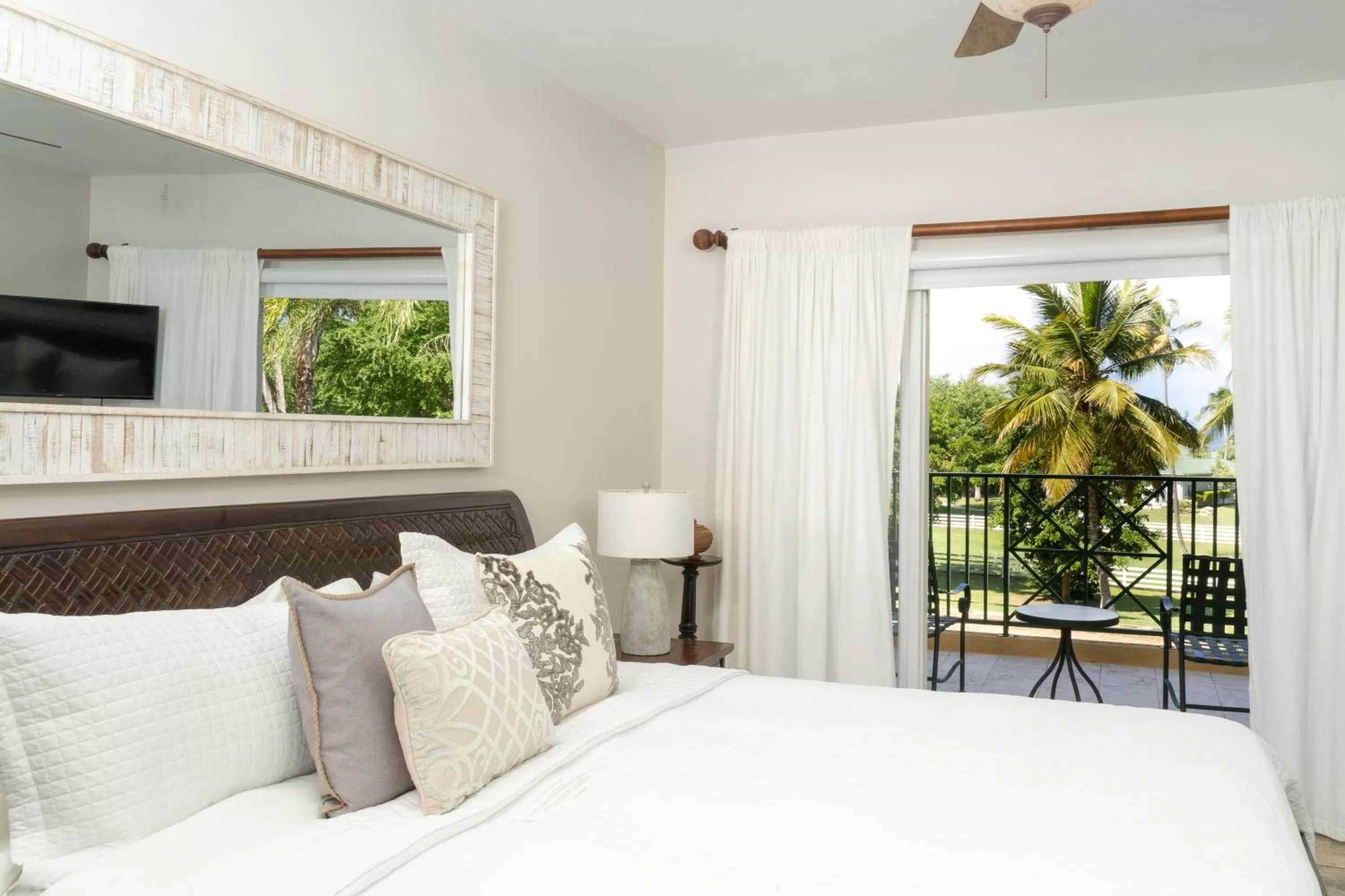 Queen Deluxe Room with Garden View in Villa Montaña Beach Resort
