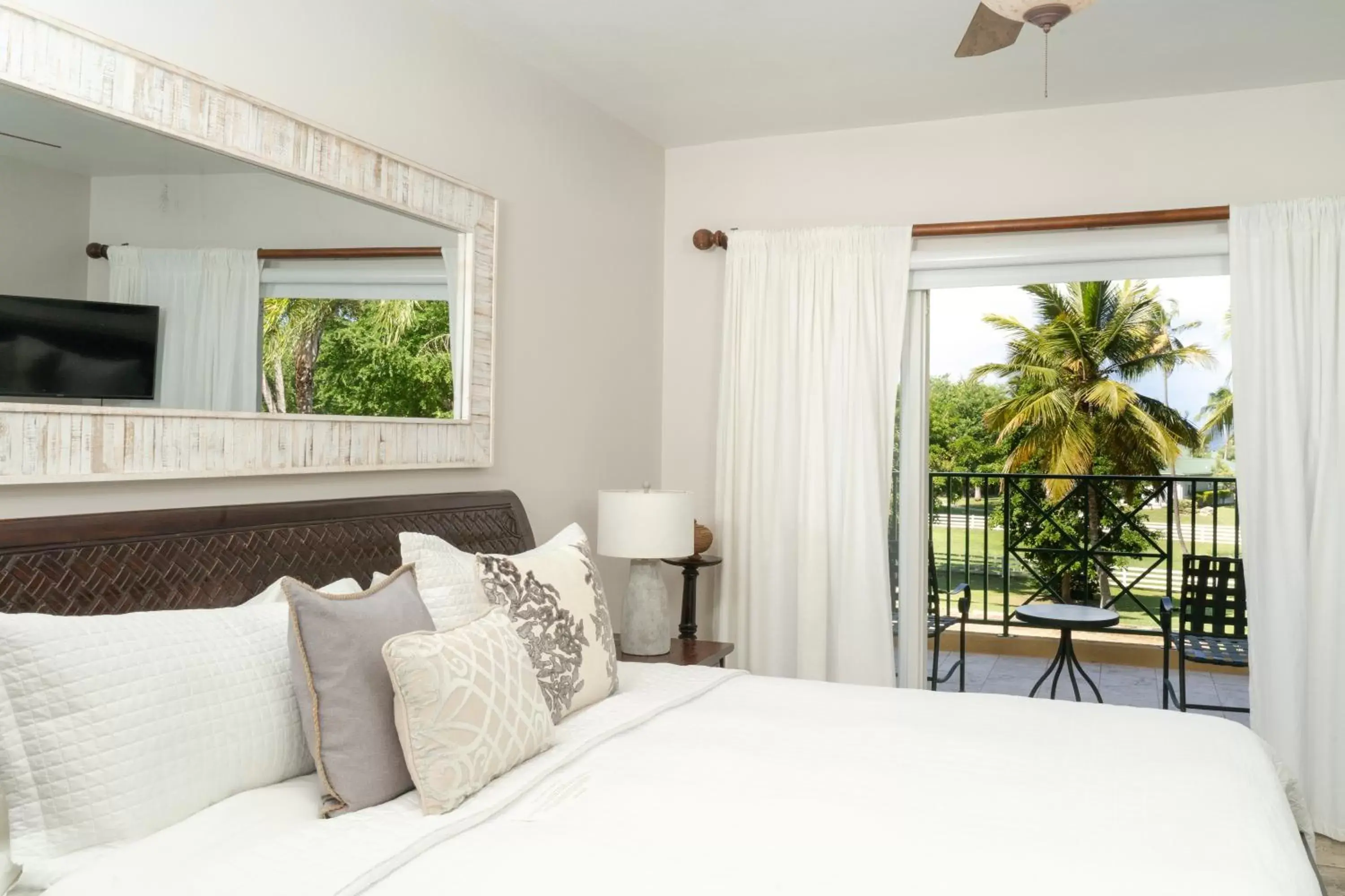 Bed in Villa Montaña Beach Resort