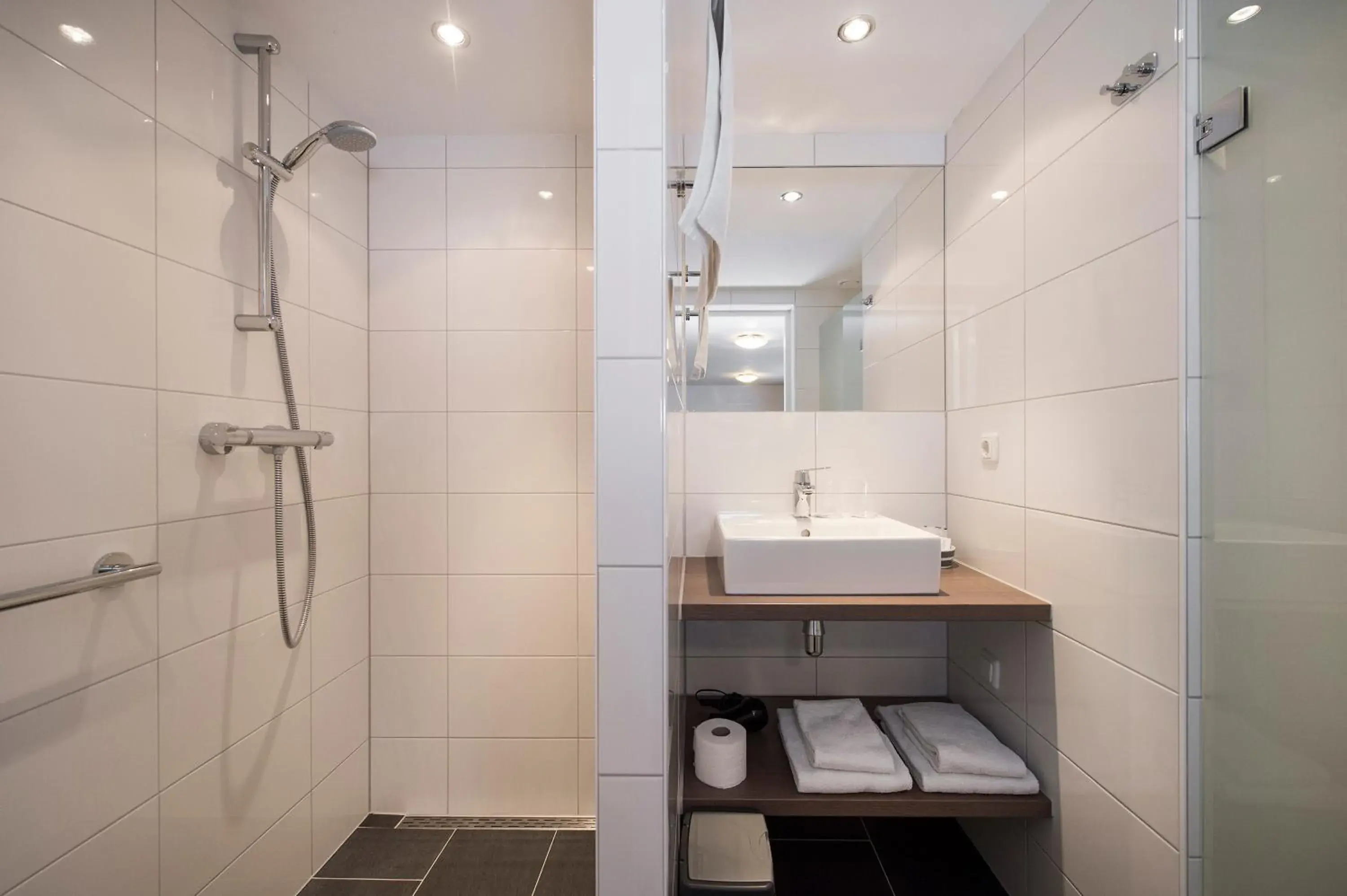 Shower, Bathroom in Hotel Restaurant in den Hoof