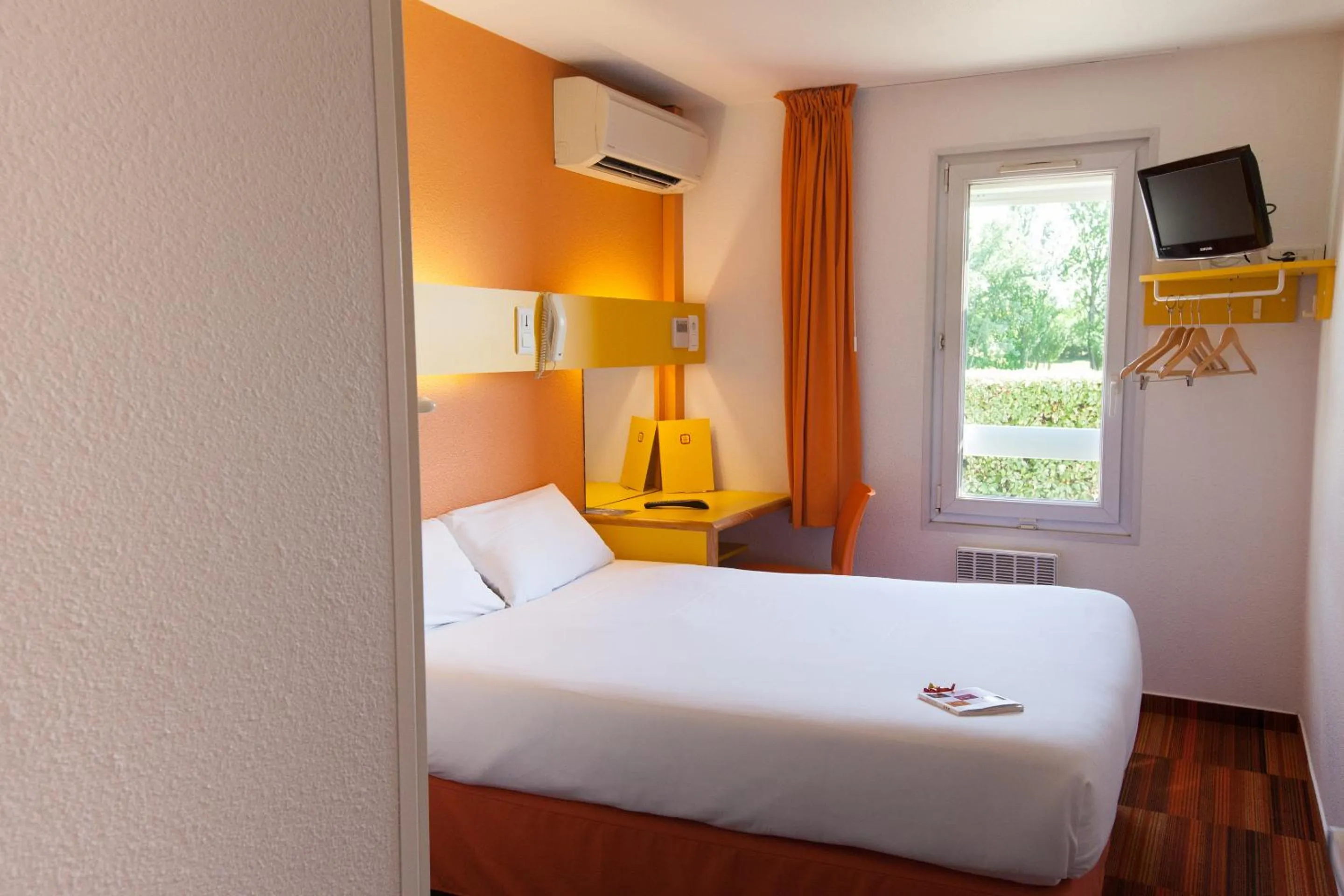 Bedroom, Bed in The Originals Access, Hôtel Bordeaux Lac