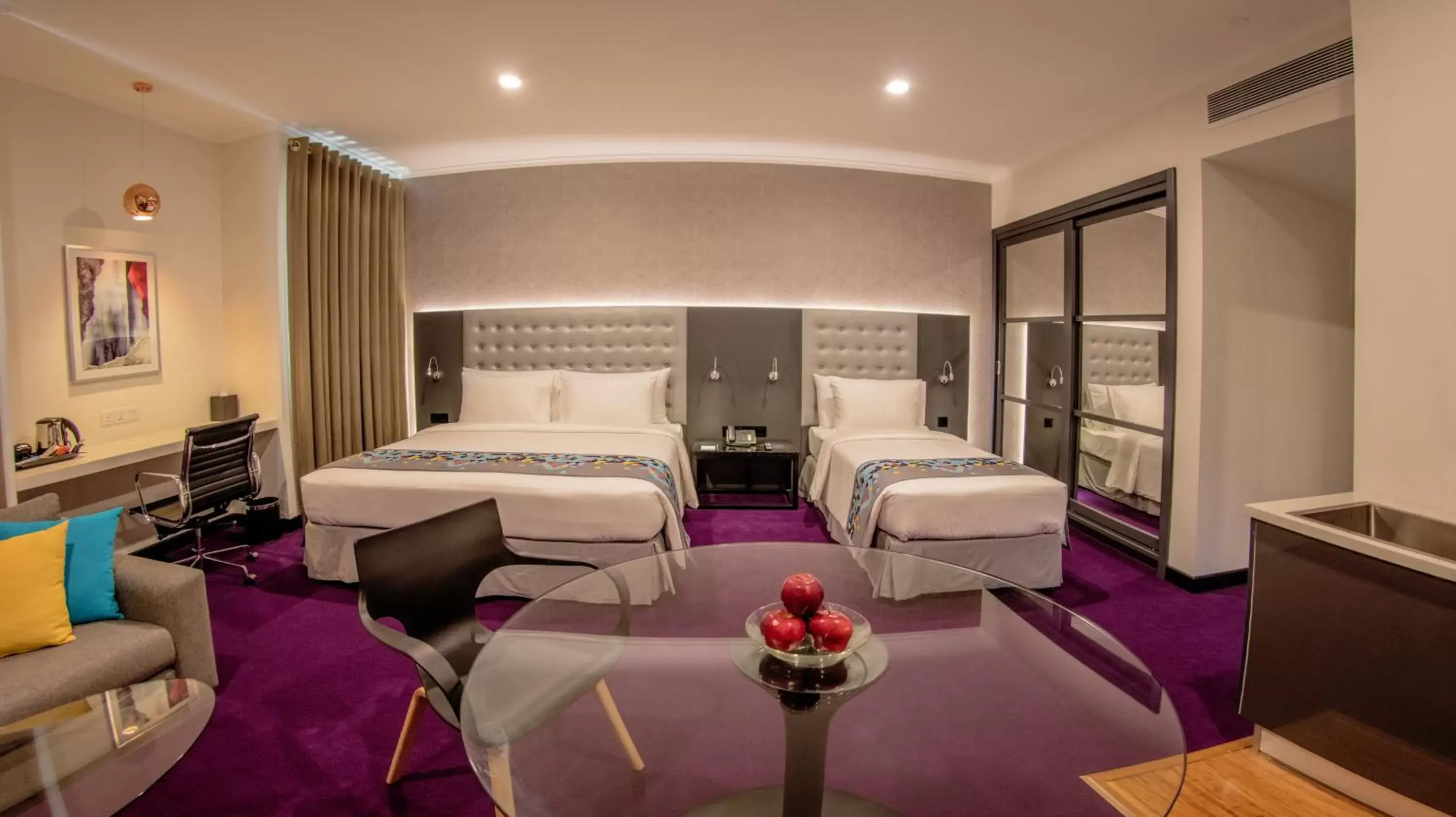 Bed, Room Photo in Fairway Colombo