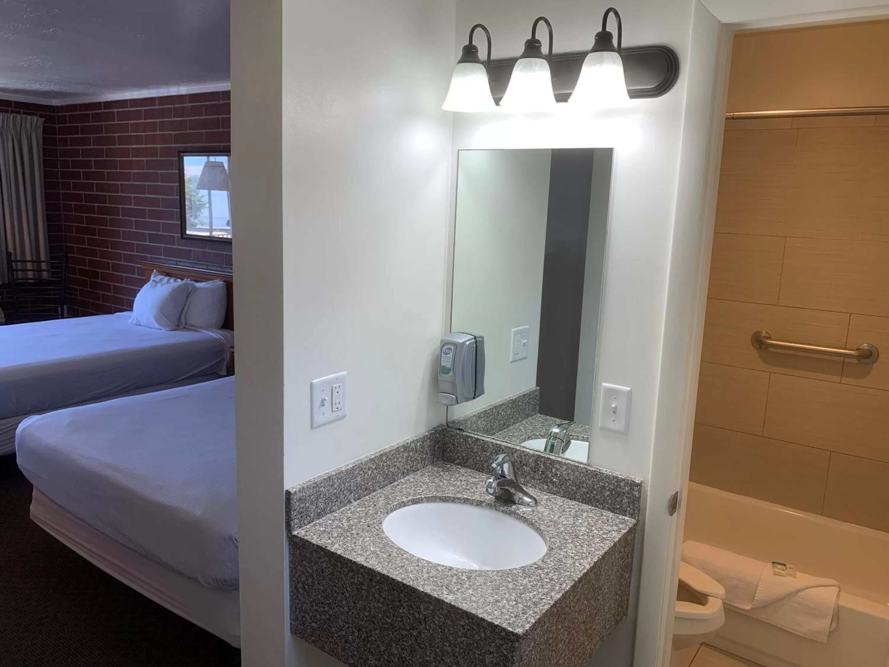 Bathroom, Bed in Days Inn by Wyndham Lake Point