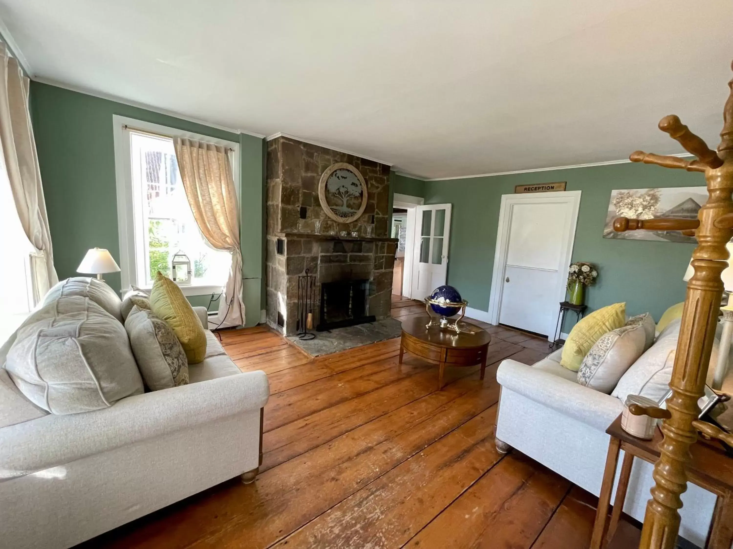 Living room, Seating Area in Stone Hearth Inn and Eatery