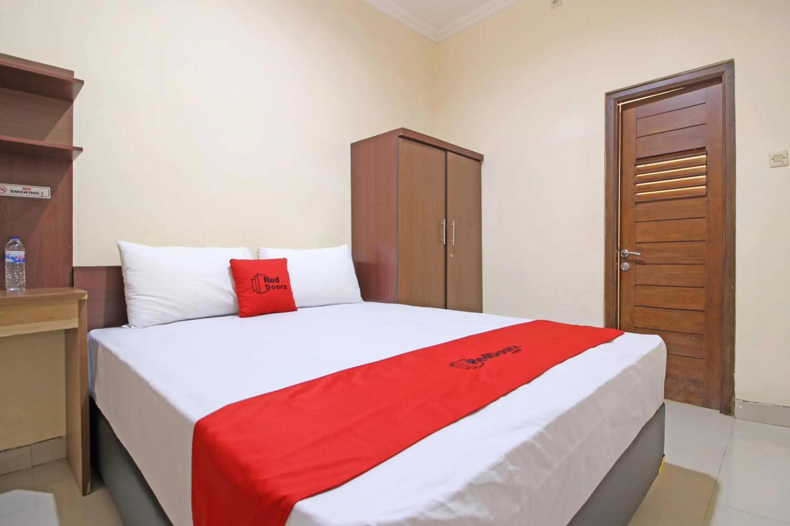 Bedroom, Bed in RedDoorz near Hartono Mall 3