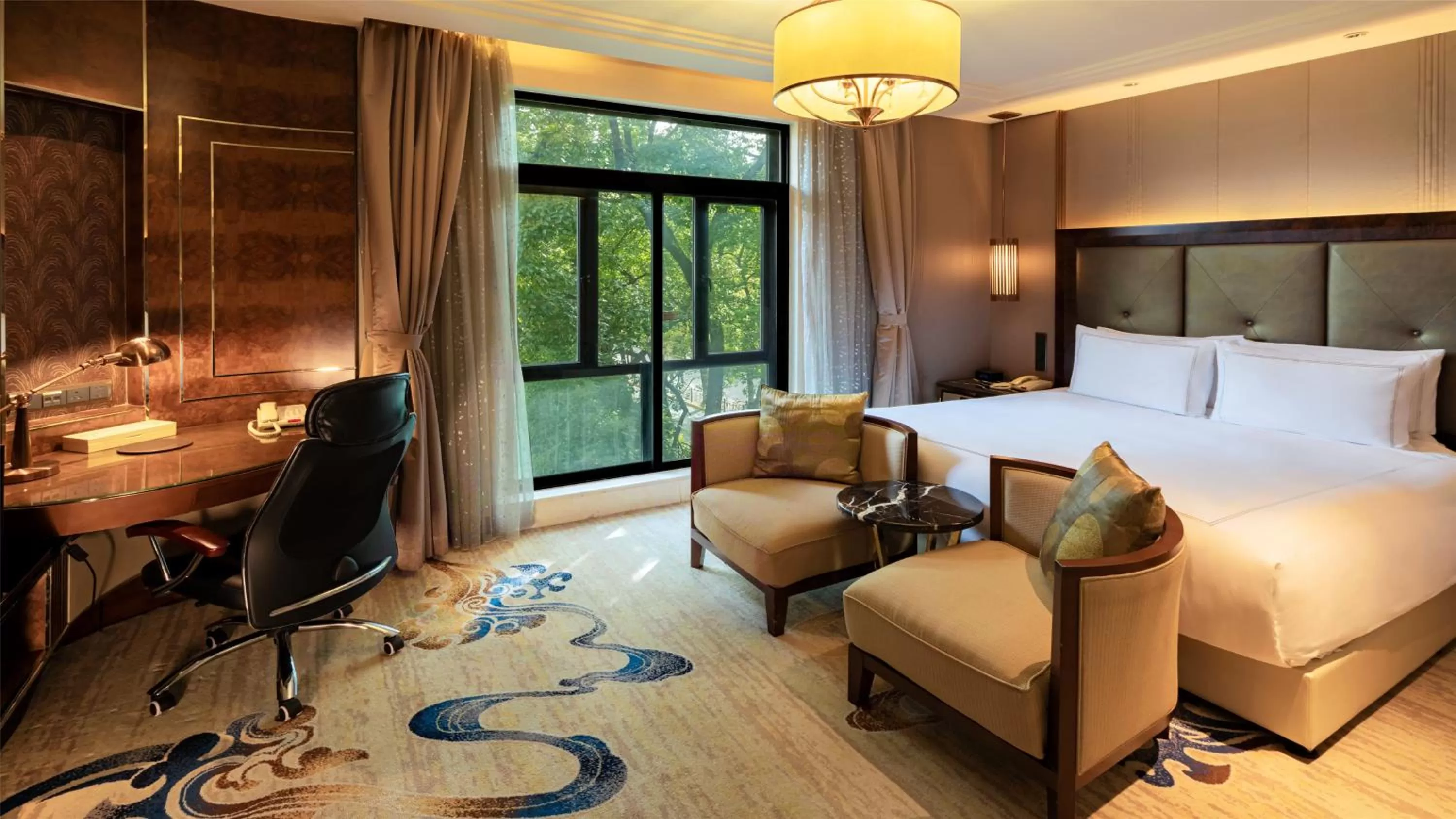 Photo of the whole room, Bed in InterContinental Shanghai Ruijin by IHG - Downtown Historic Iconic Garden Hotel